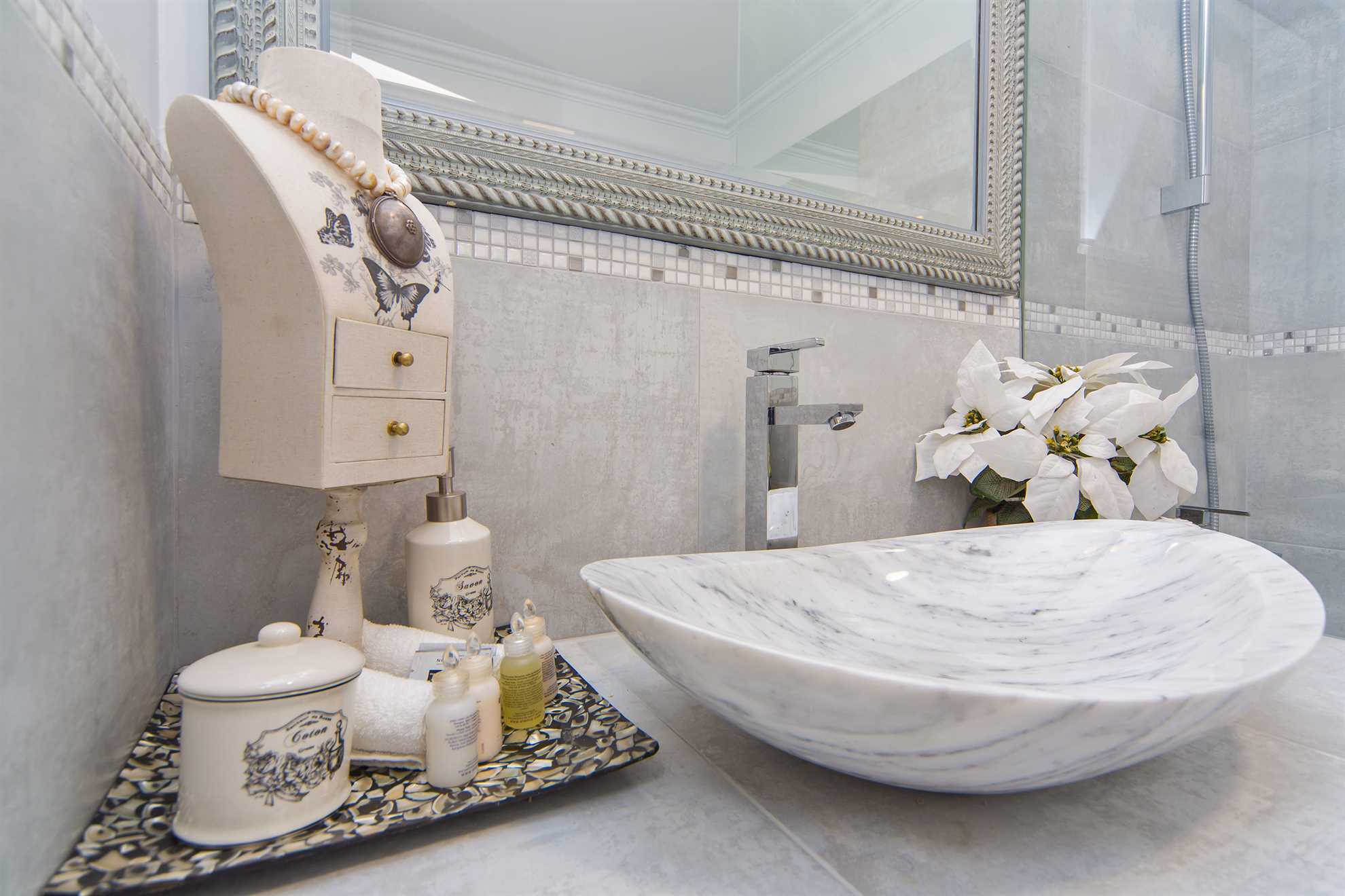 Villa Paradiso - luxury 7-bedroom villa with a heated pool and sea views