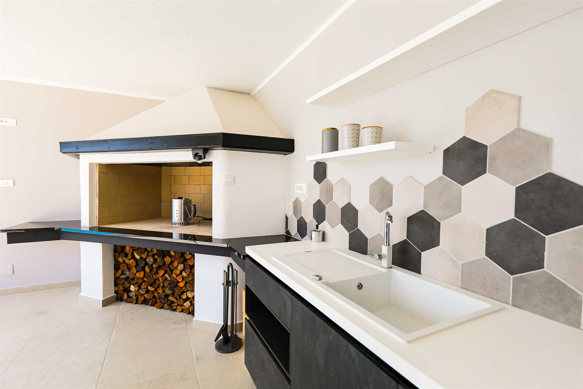Villa Seabreeze Haven - seaside villa with a tennis court, 120 m2 pool, jacuzzi and tranquility