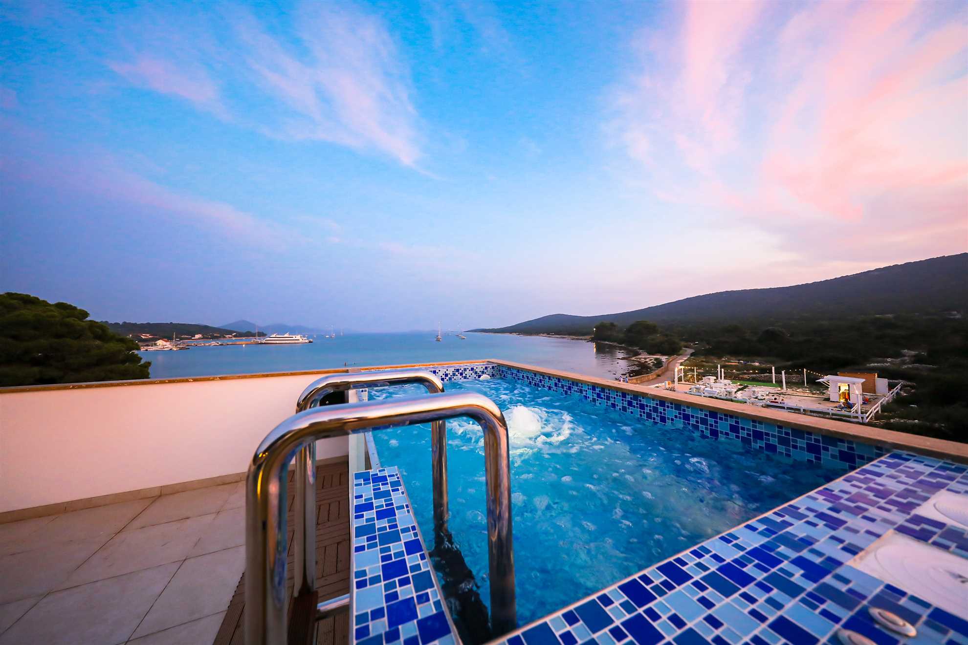 Villa Seabreeze Haven - seaside villa with a tennis court, 120 m2 pool, jacuzzi and tranquility