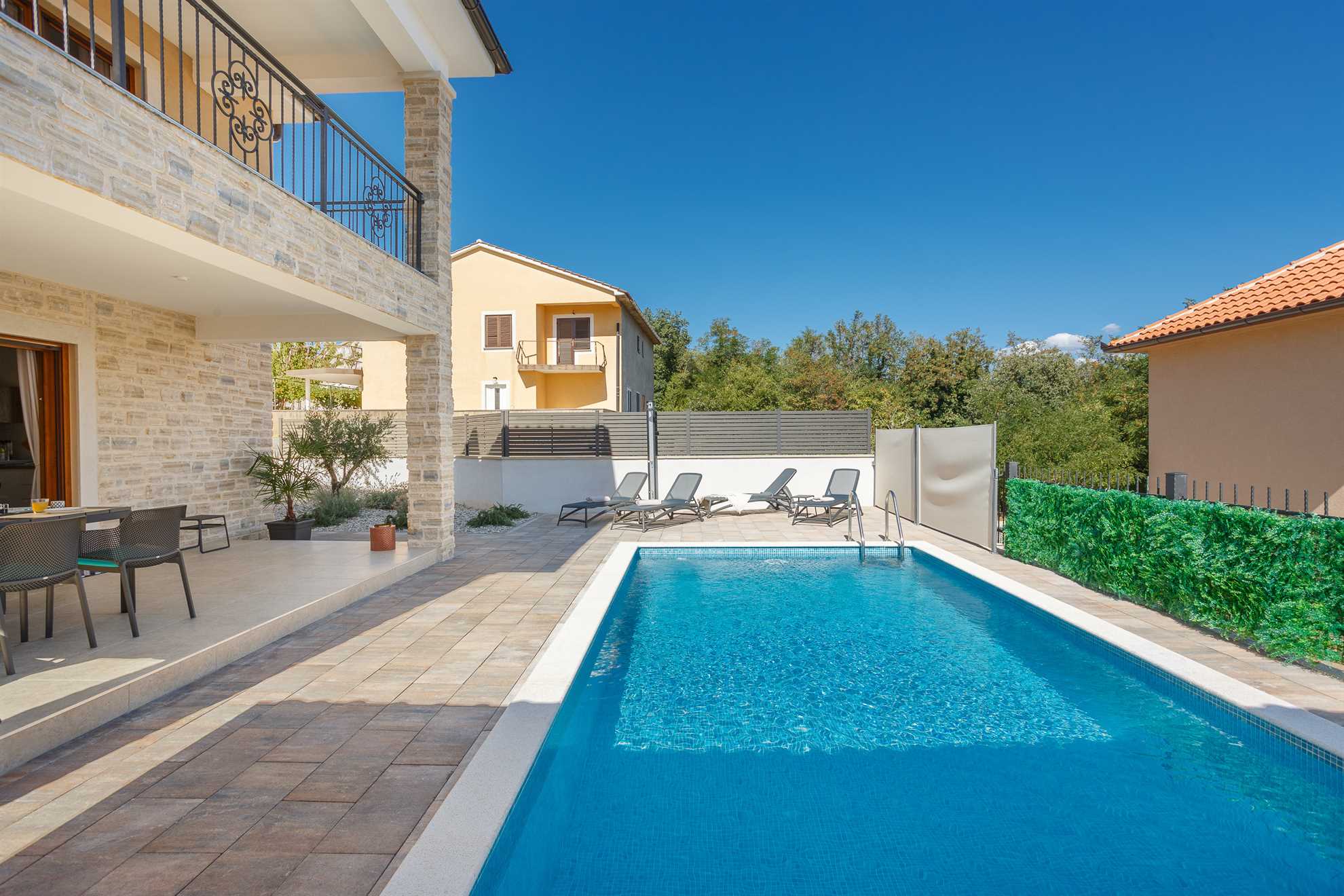 Vila MONICA s pogledom na morje in ogrevanim bazenom