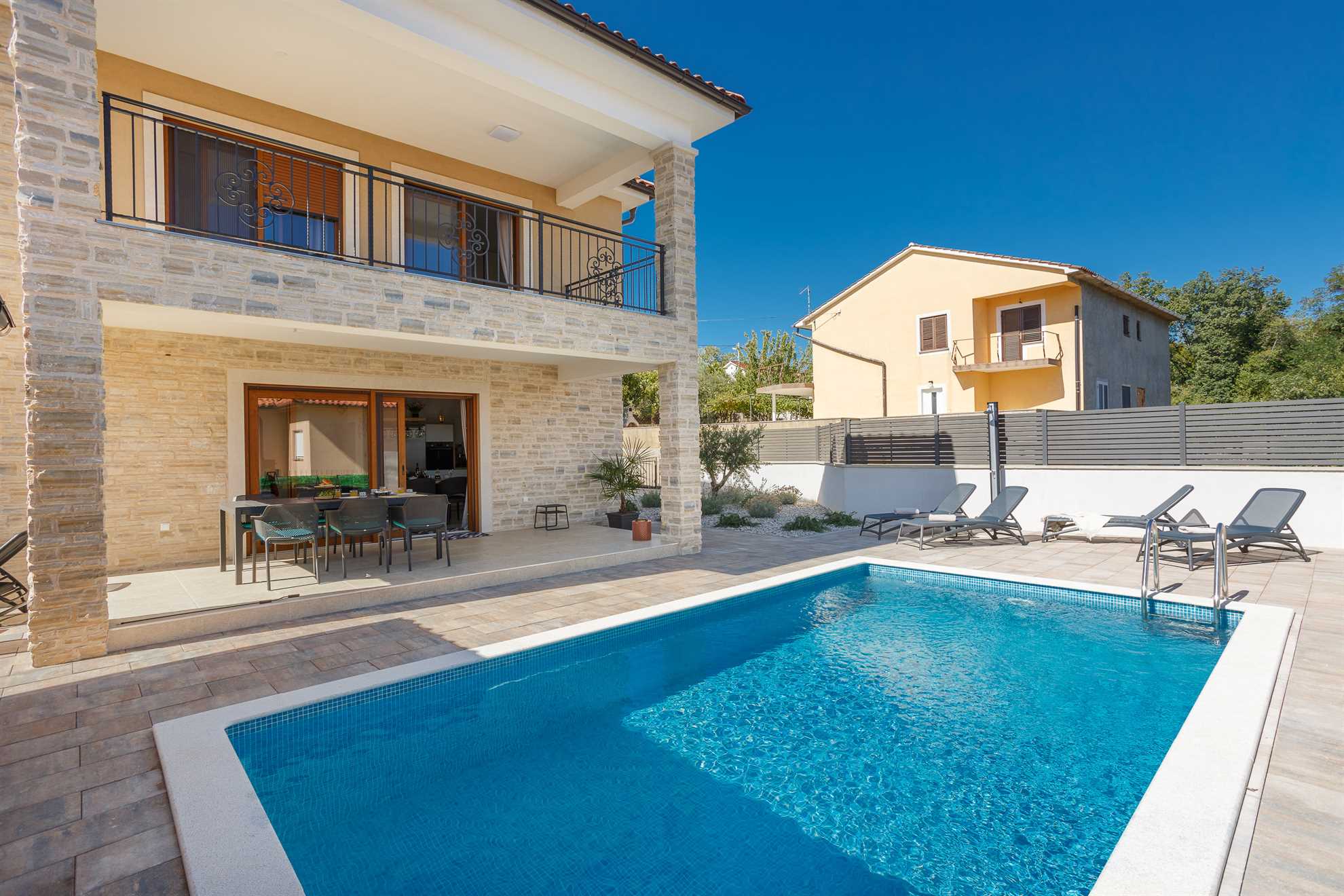 Vila MONICA s pogledom na morje in ogrevanim bazenom