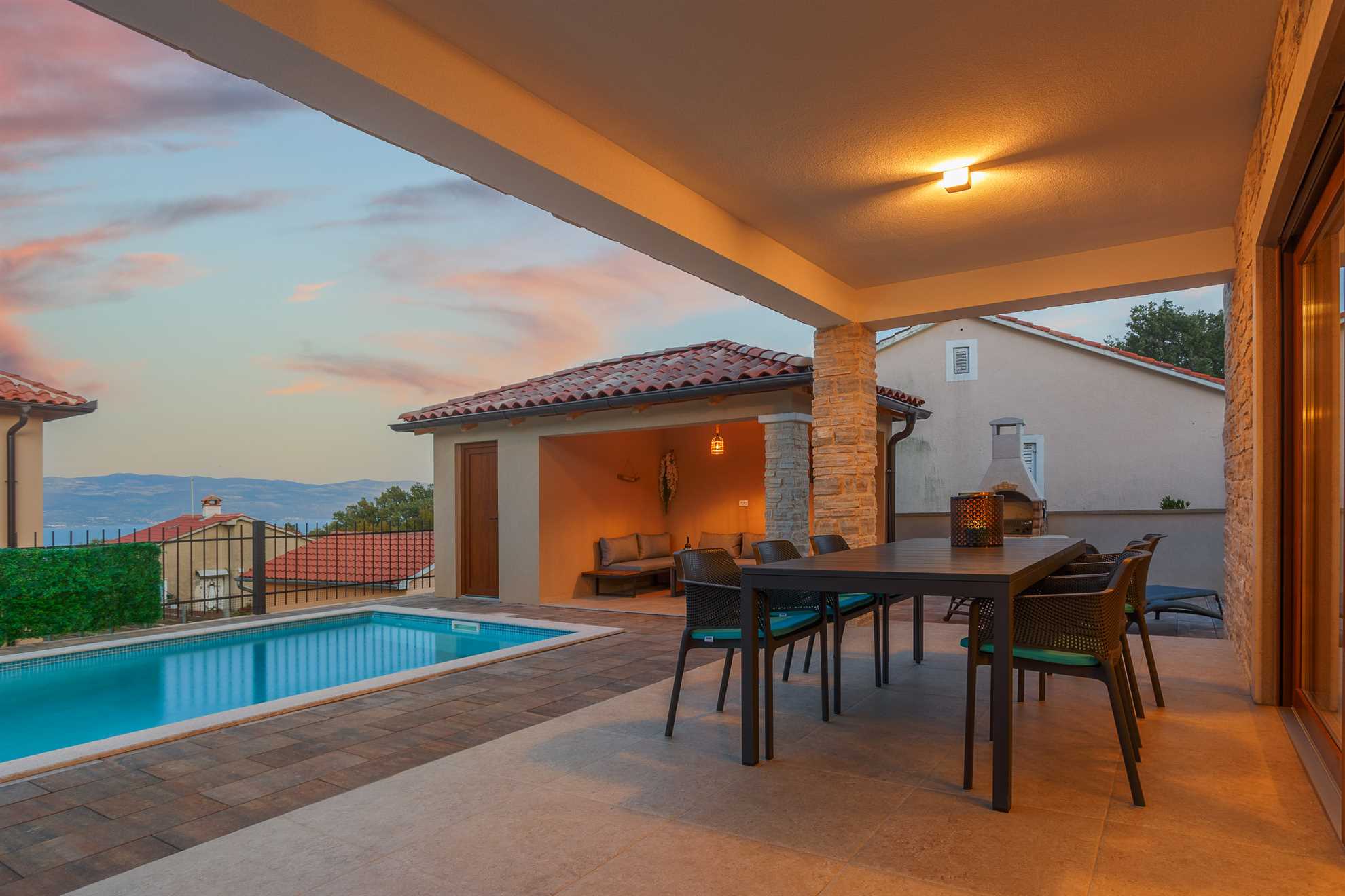 Vila MONICA s pogledom na morje in ogrevanim bazenom