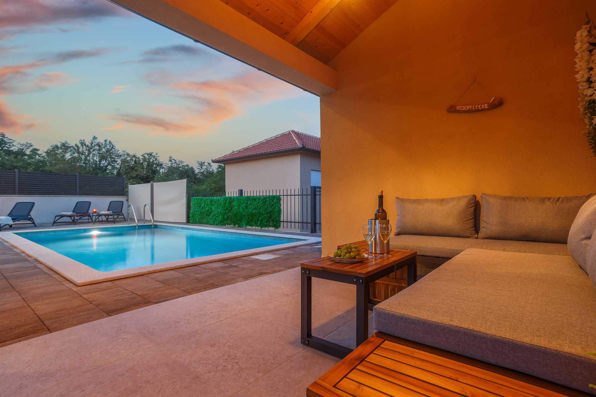 Vila MONICA s pogledom na morje in ogrevanim bazenom