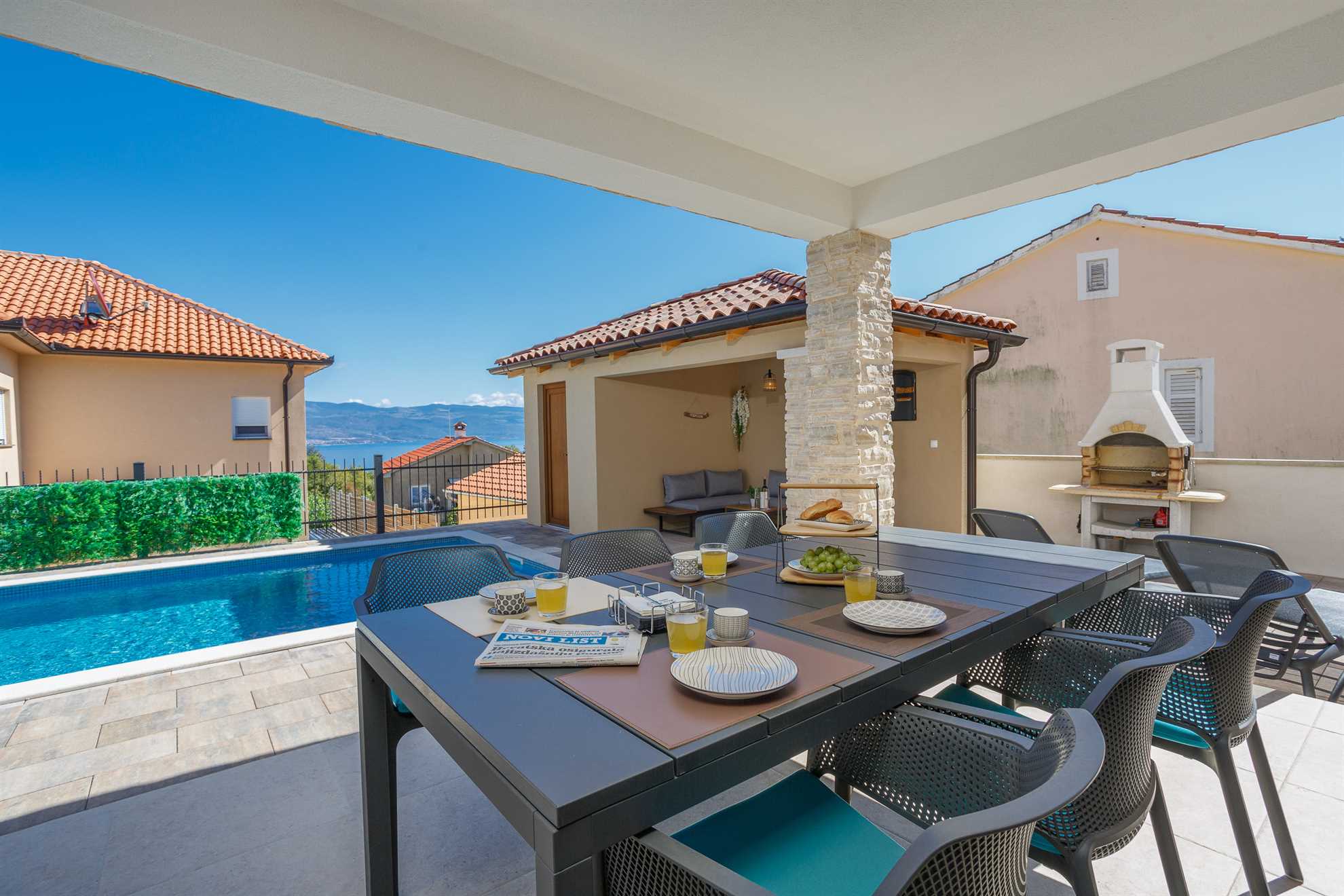 Vila MONICA s pogledom na morje in ogrevanim bazenom