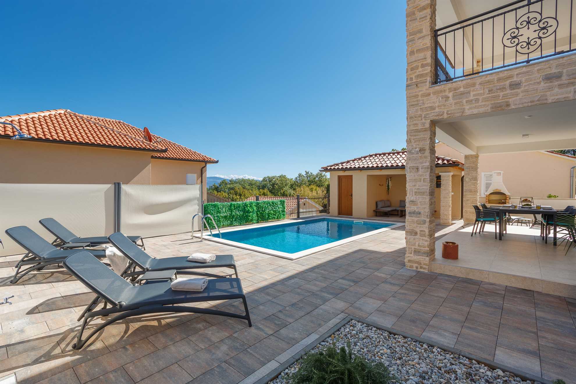 Vila MONICA s pogledom na morje in ogrevanim bazenom