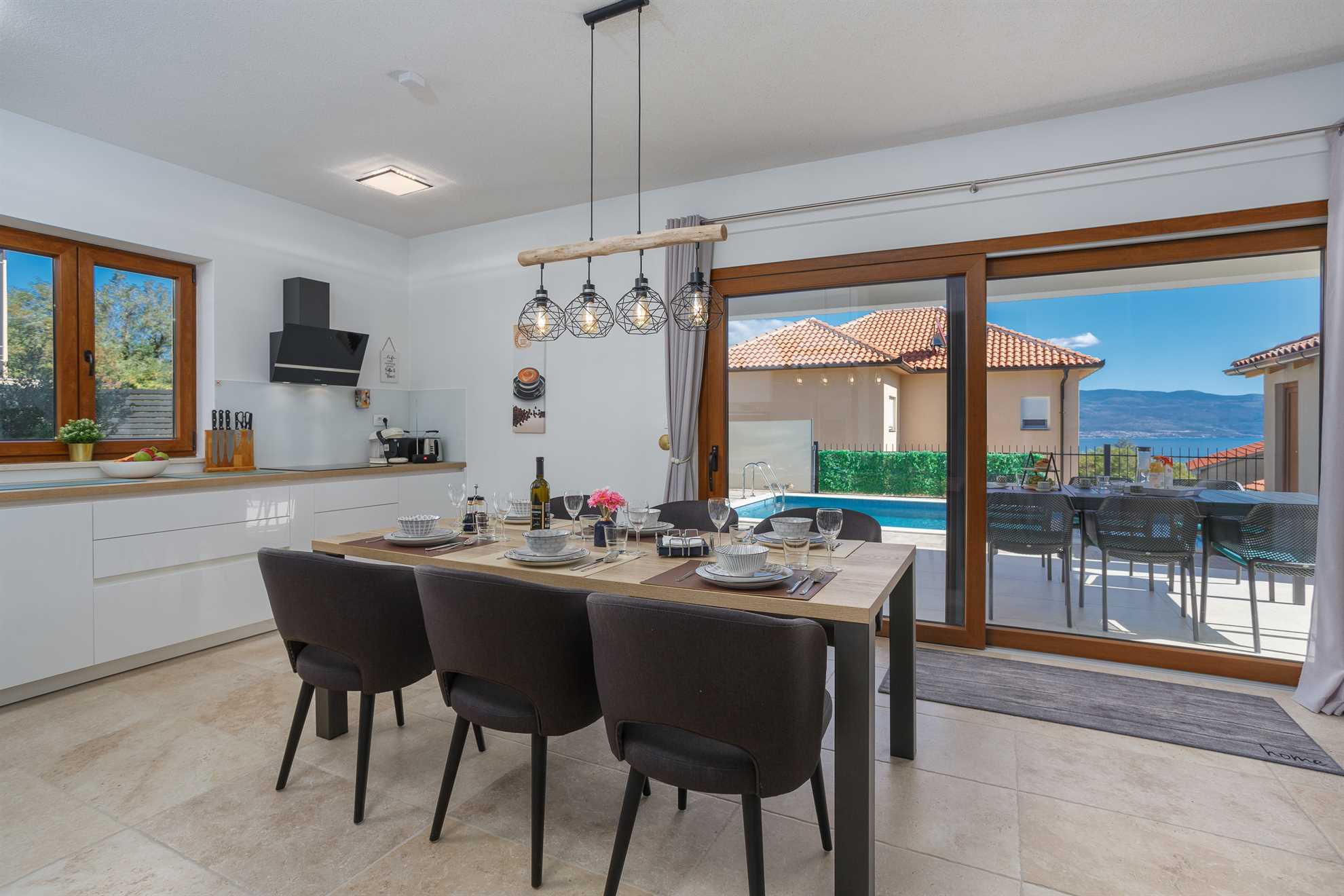 Vila MONICA s pogledom na morje in ogrevanim bazenom