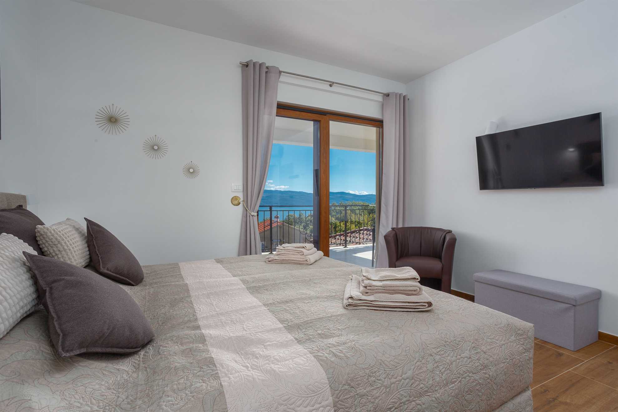 Vila MONICA s pogledom na morje in ogrevanim bazenom