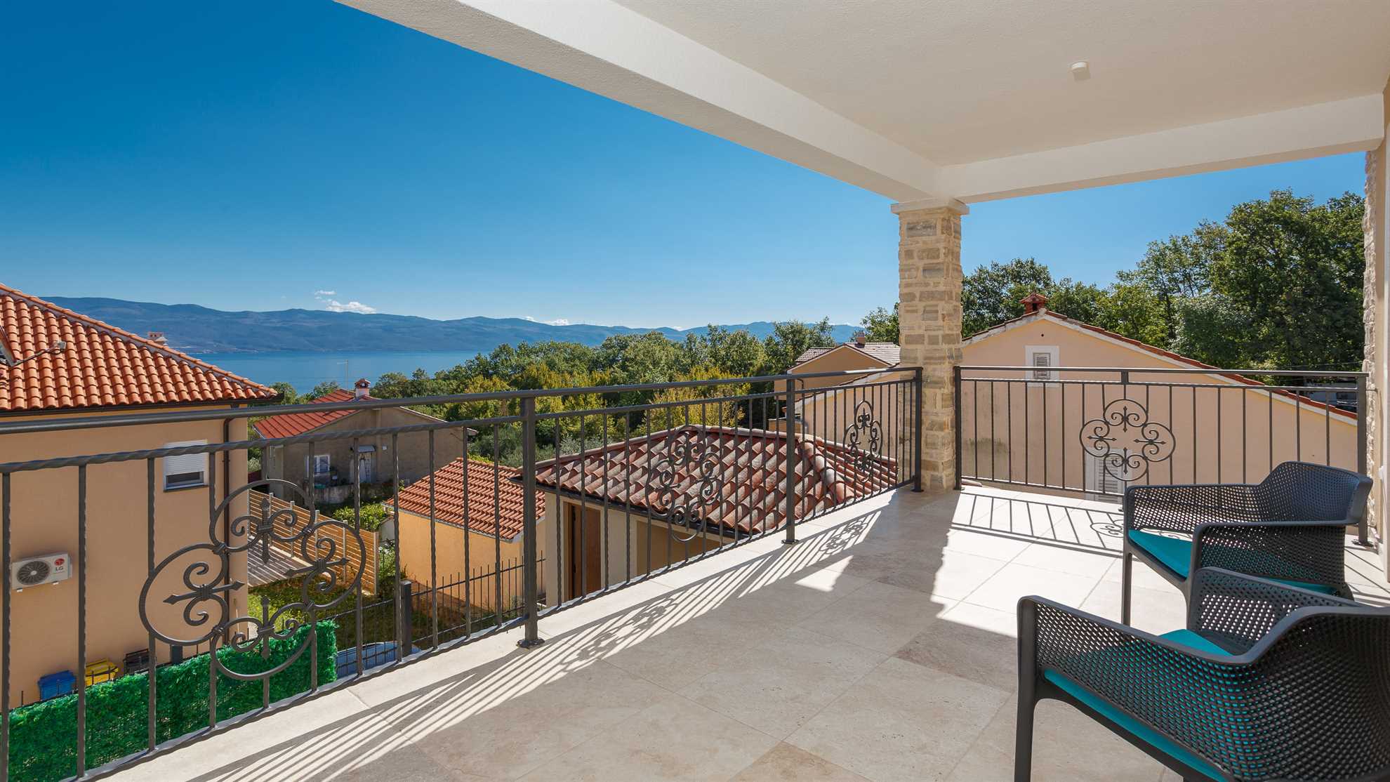 Vila MONICA s pogledom na morje in ogrevanim bazenom