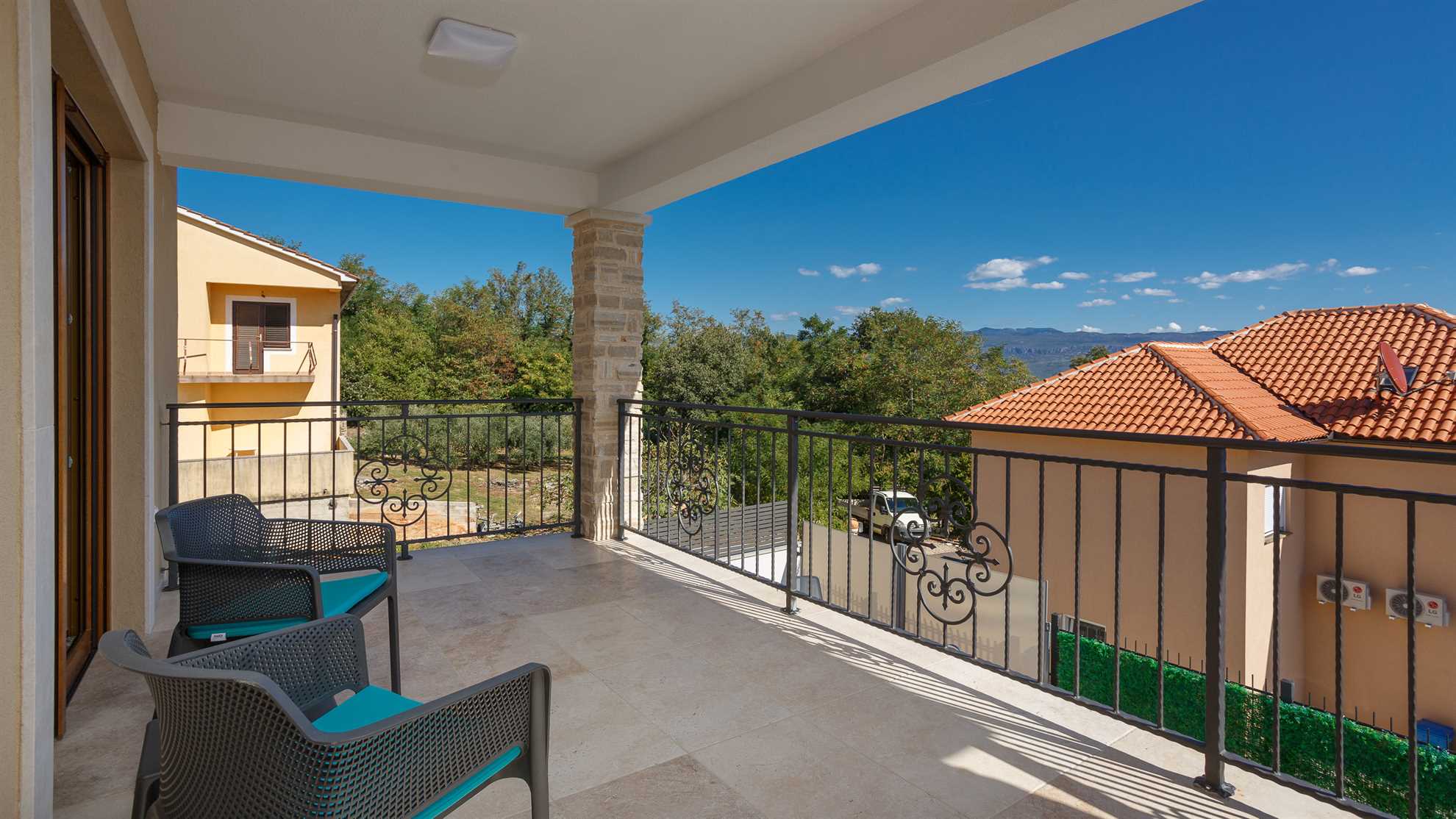 Vila MONICA s pogledom na morje in ogrevanim bazenom