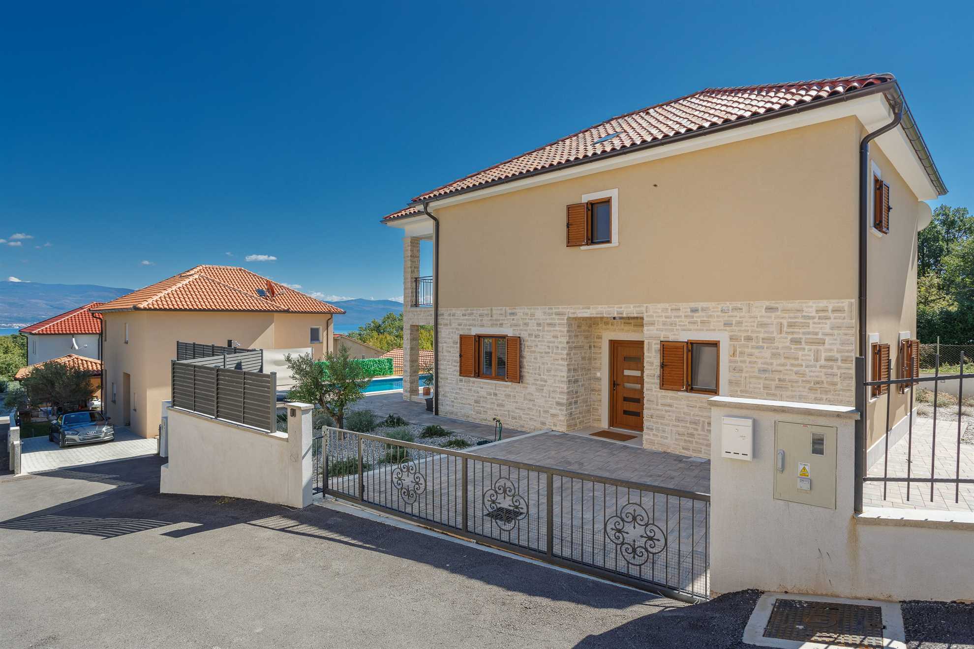 Vila MONICA s pogledom na morje in ogrevanim bazenom