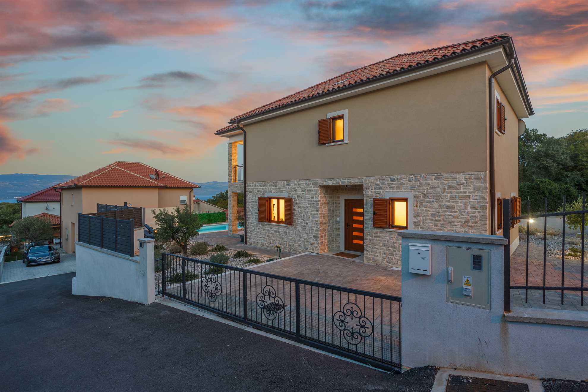 Vila MONICA s pogledom na morje in ogrevanim bazenom