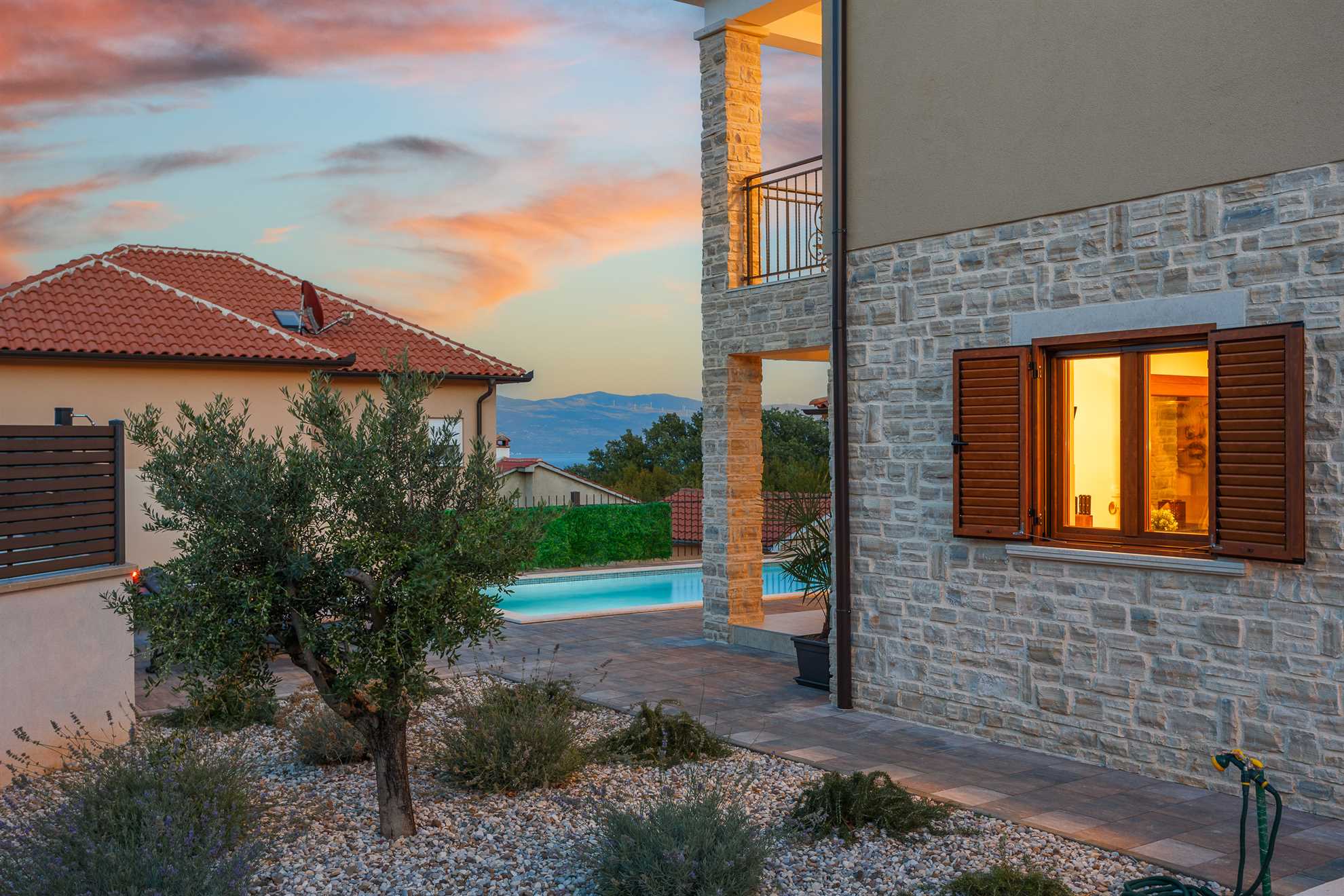 Vila MONICA s pogledom na morje in ogrevanim bazenom