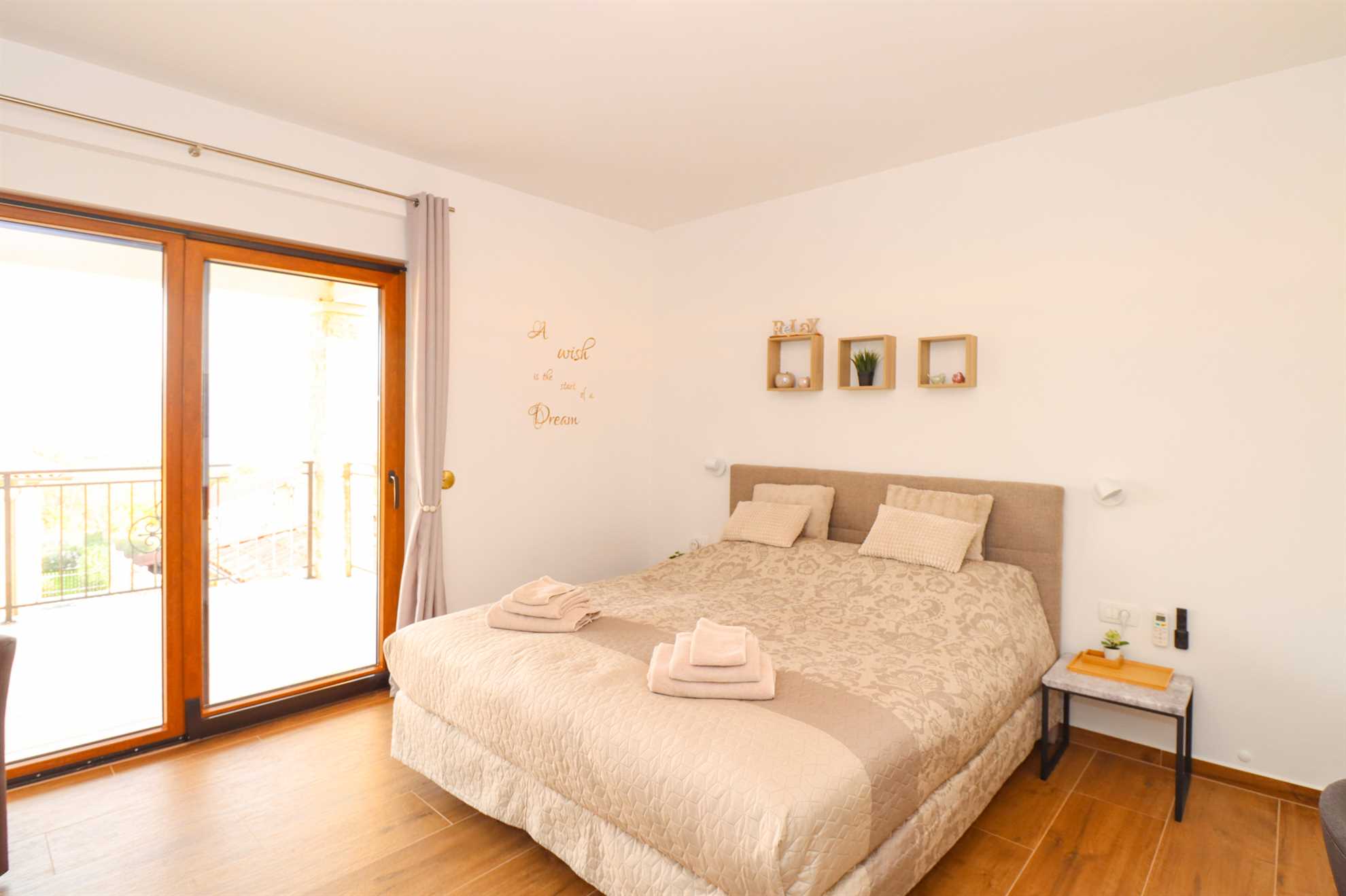 Vila MONICA s pogledom na morje in ogrevanim bazenom