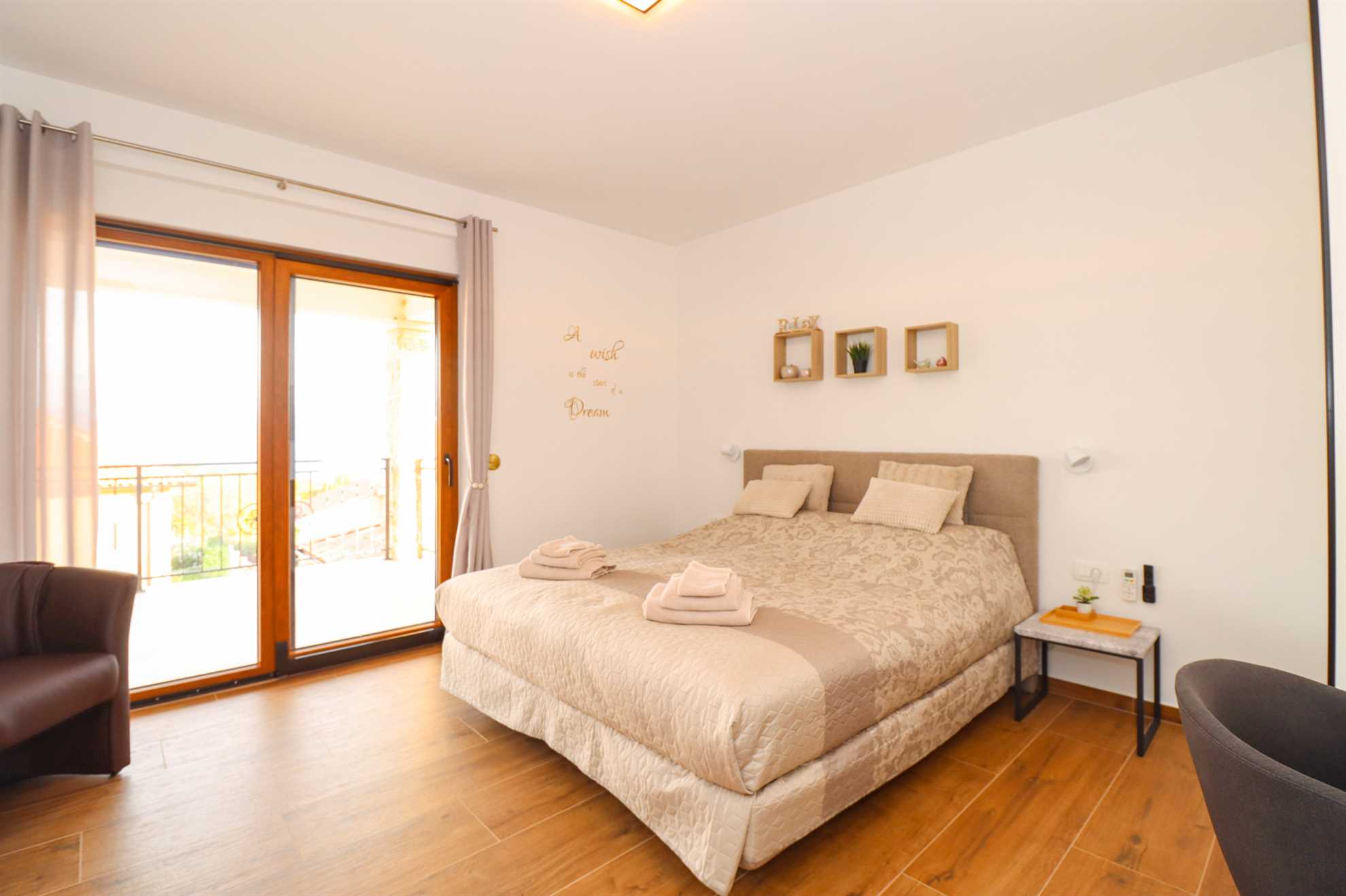 Vila MONICA s pogledom na morje in ogrevanim bazenom