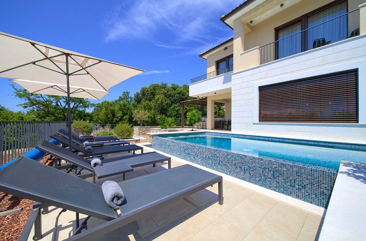 Villa LADY s grijanim bazenom, jacuzzijem i saunom