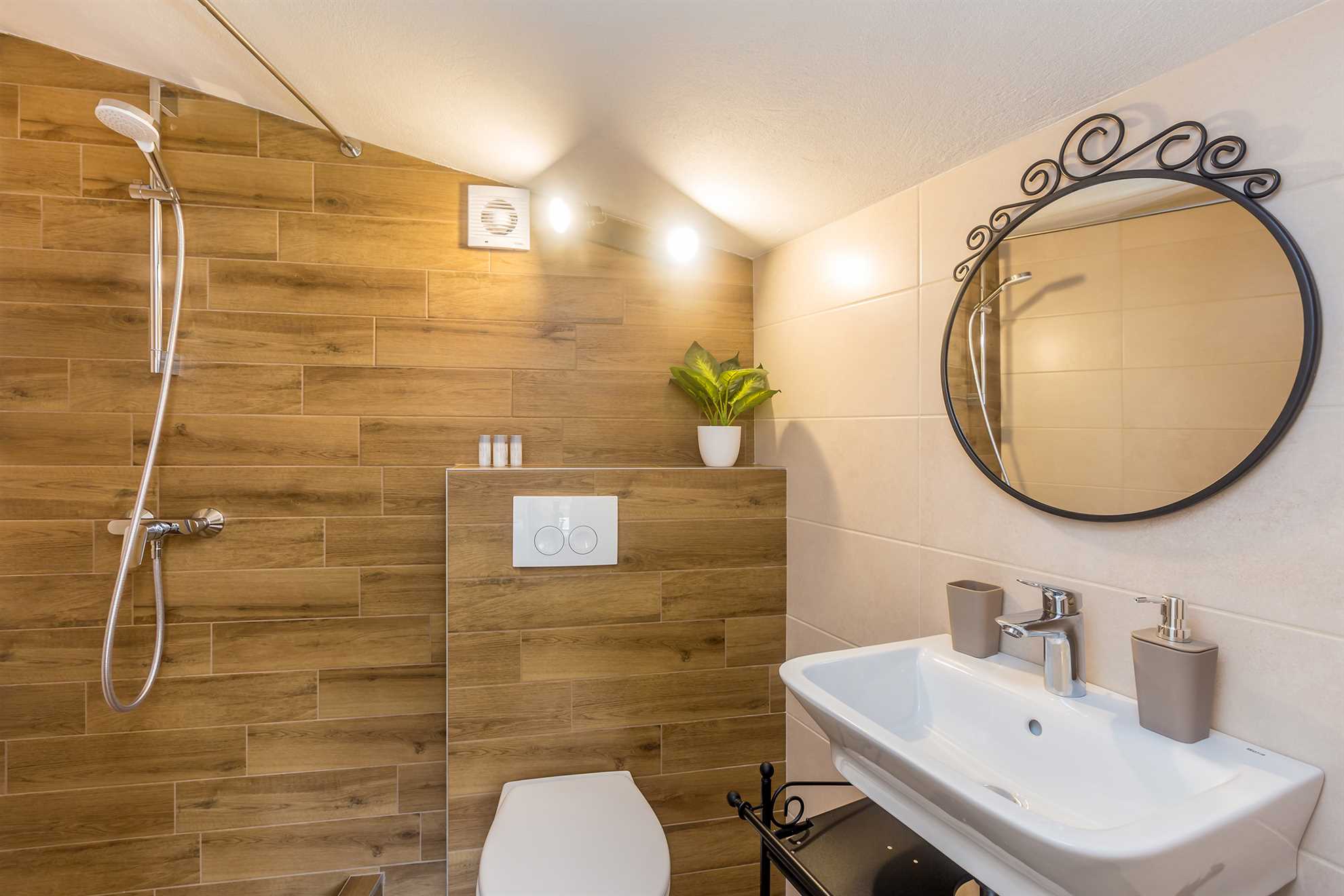 Rustikales Ferienhaus Jela mit Swimmingpool