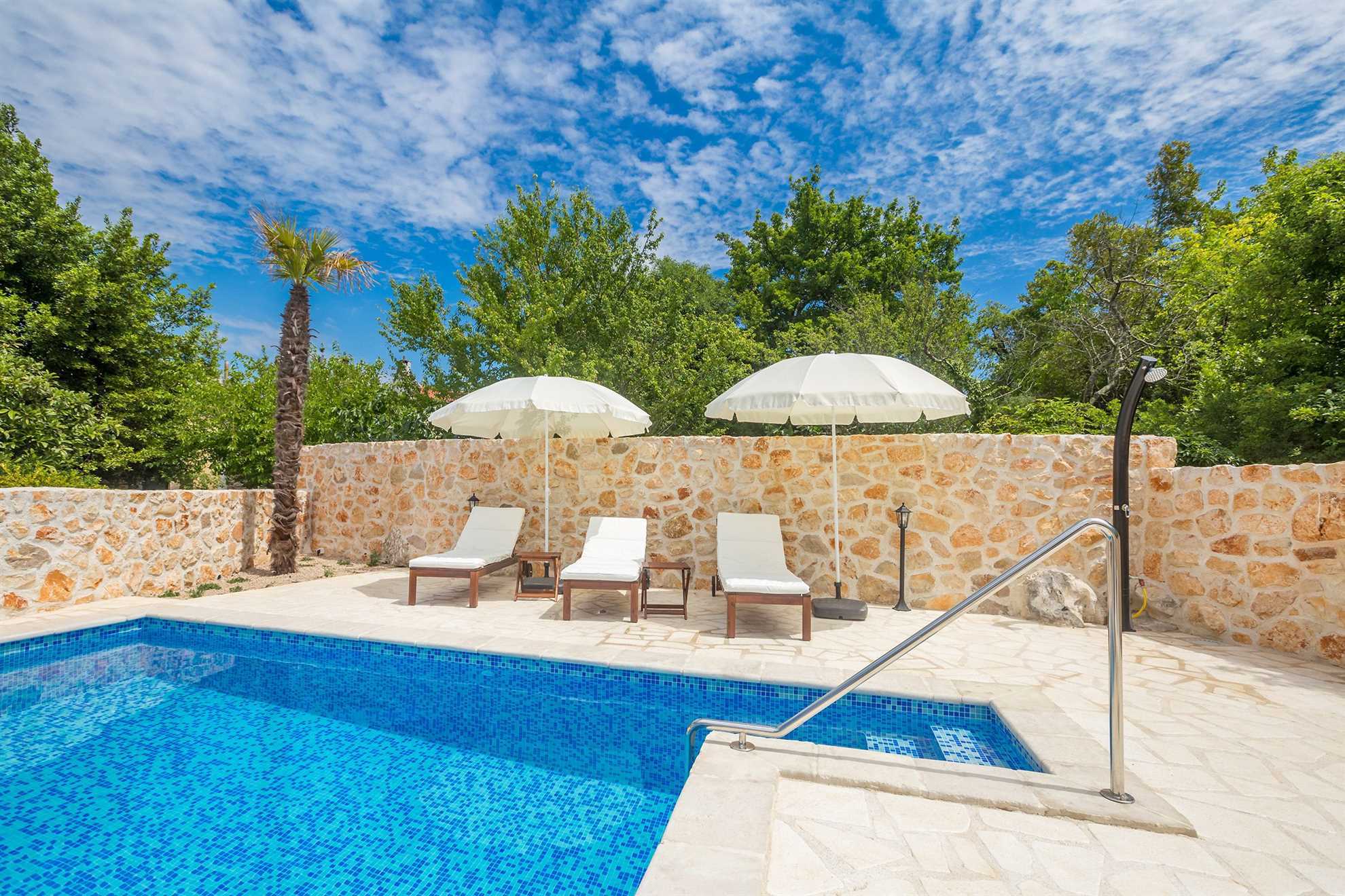 Rustikales Ferienhaus Jela mit Swimmingpool