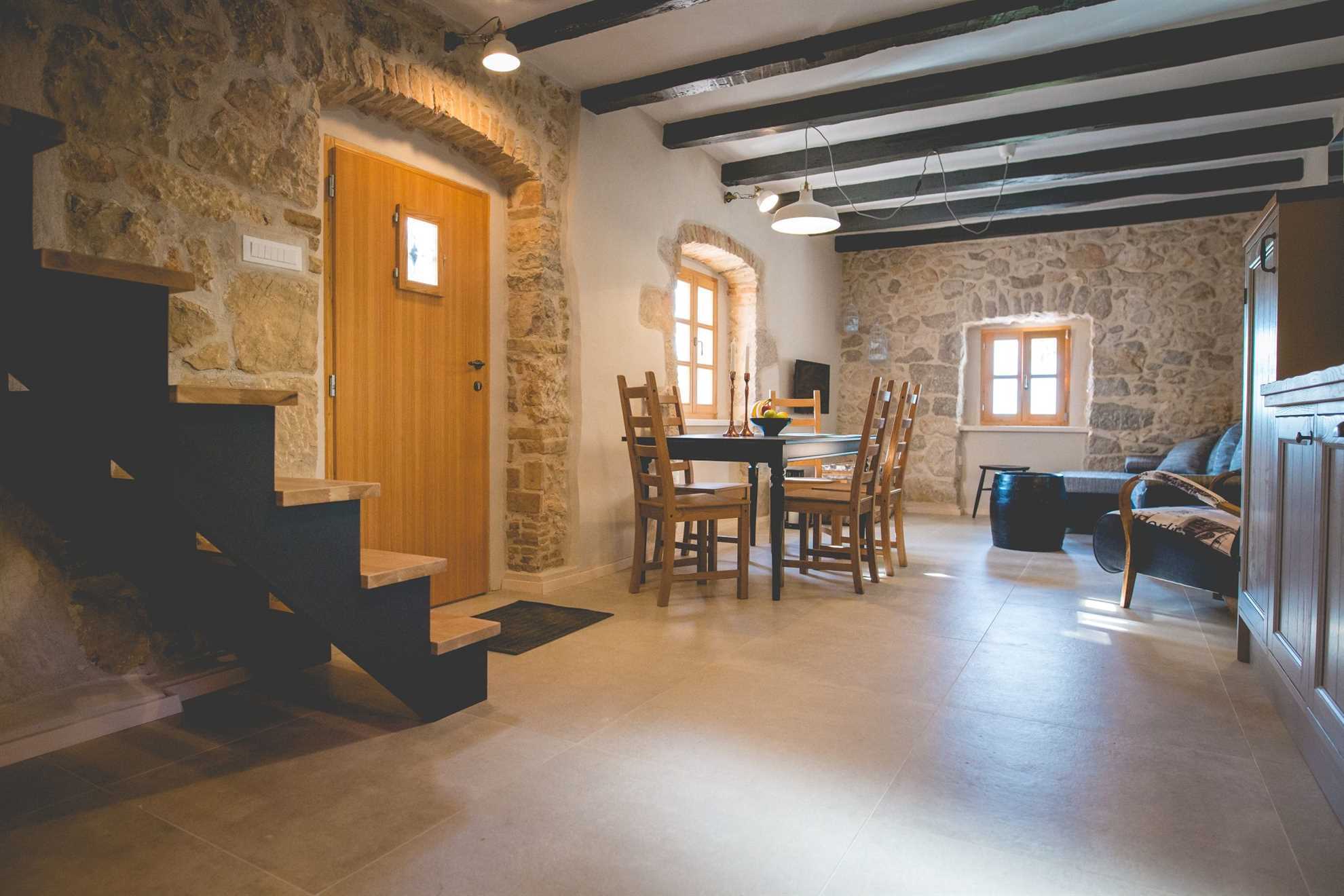 Rustikales Ferienhaus Jela mit Swimmingpool