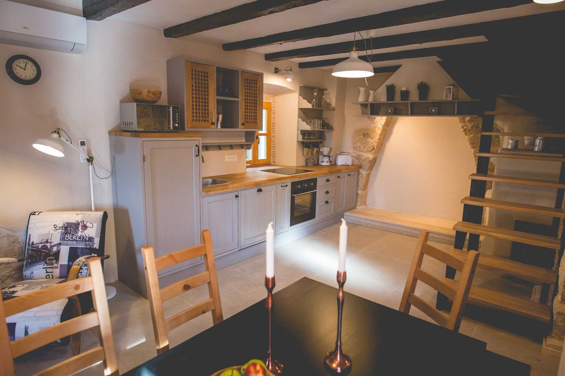 Rustikales Ferienhaus Jela mit Swimmingpool