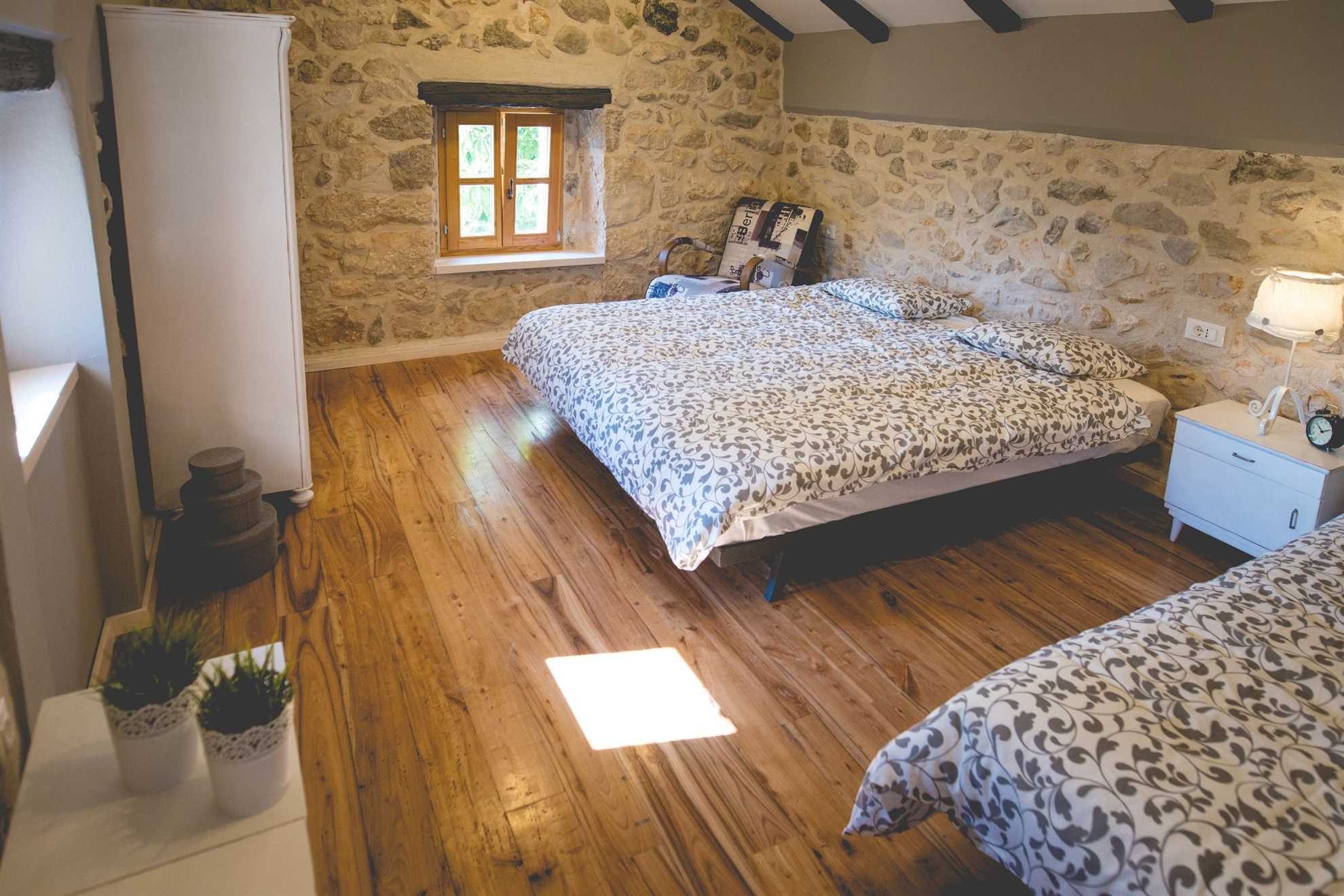 Rustikales Ferienhaus Jela mit Swimmingpool