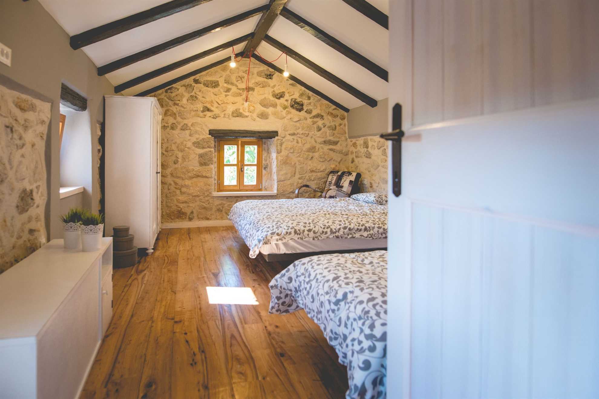 Rustikales Ferienhaus Jela mit Swimmingpool