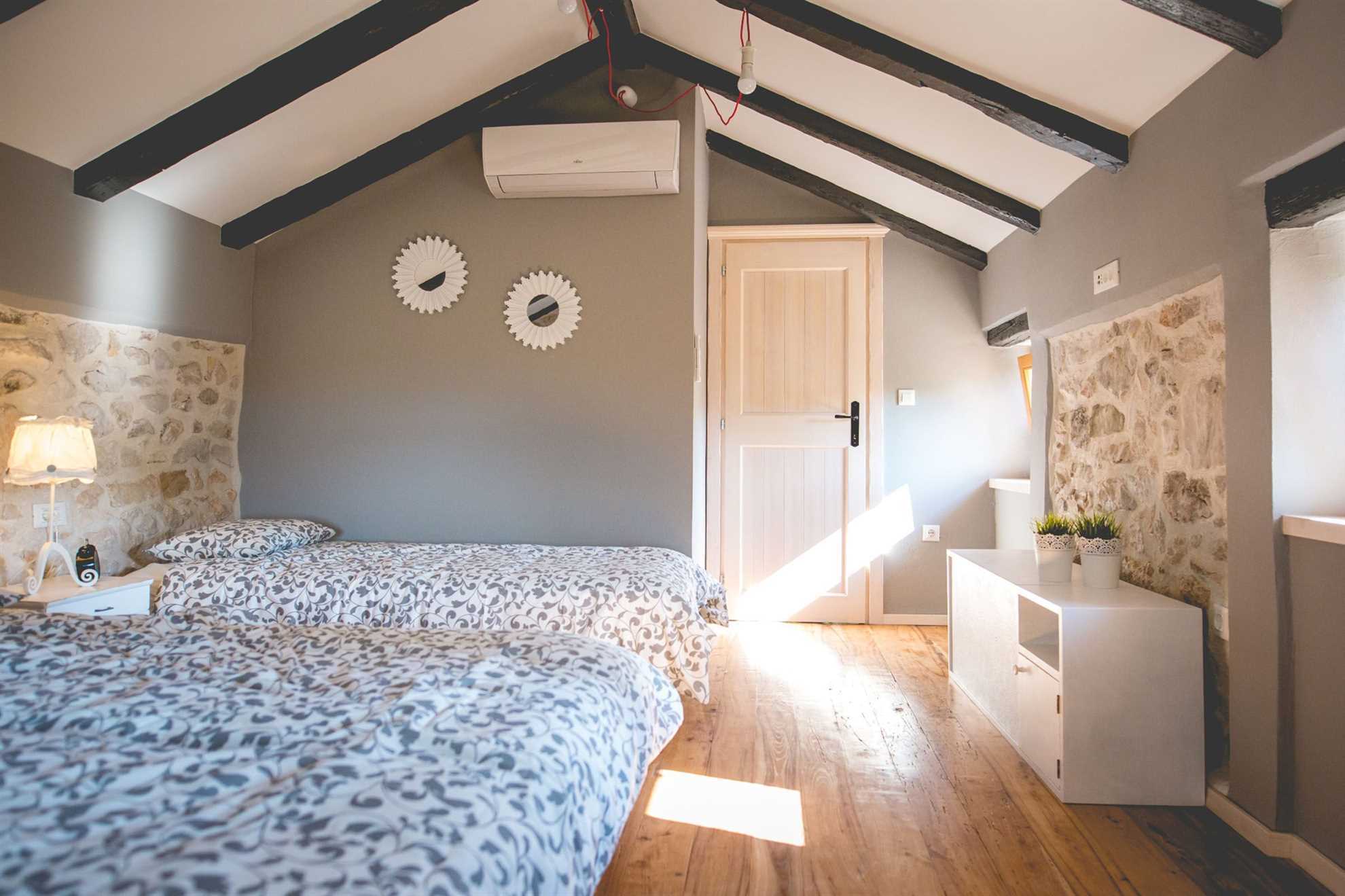 Rustikales Ferienhaus Jela mit Swimmingpool