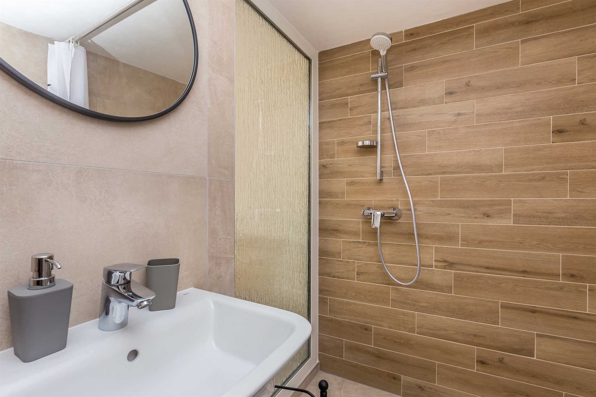 Rustikales Ferienhaus Jela mit Swimmingpool