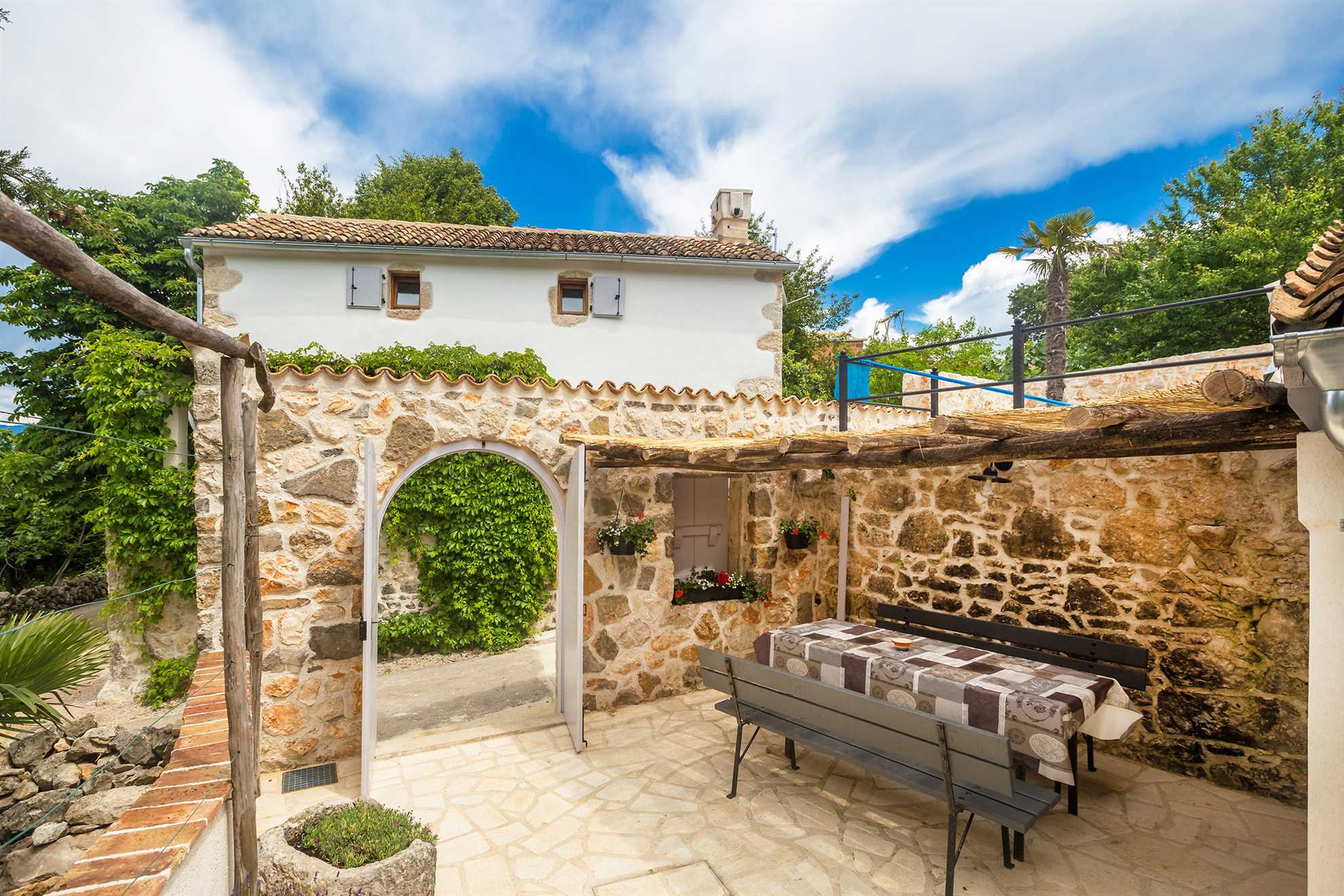 Rustikales Ferienhaus Jela mit Swimmingpool