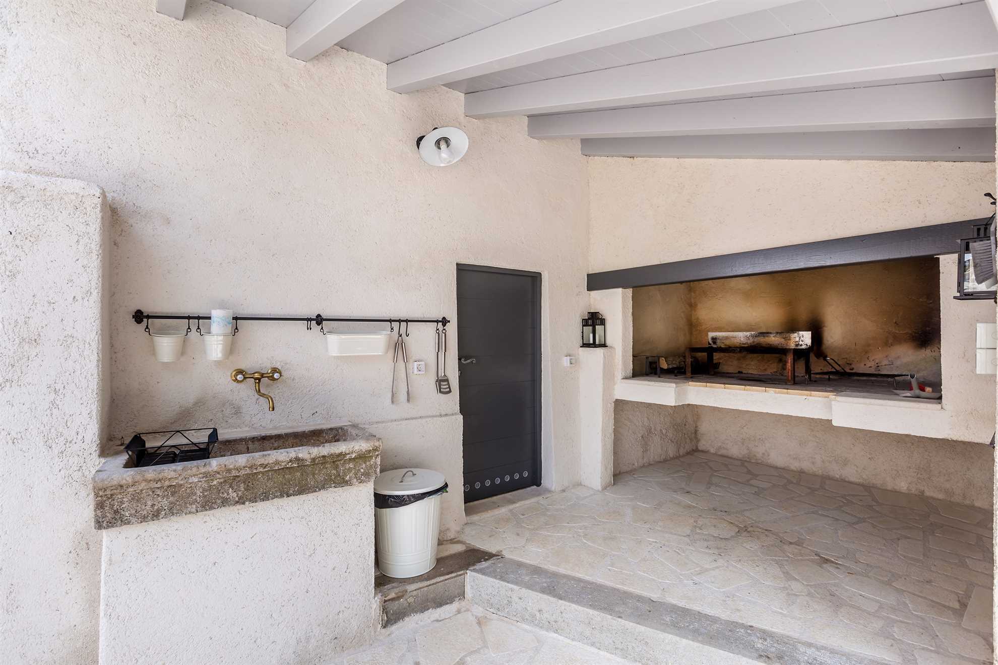 Rustikales Ferienhaus Jela mit Swimmingpool