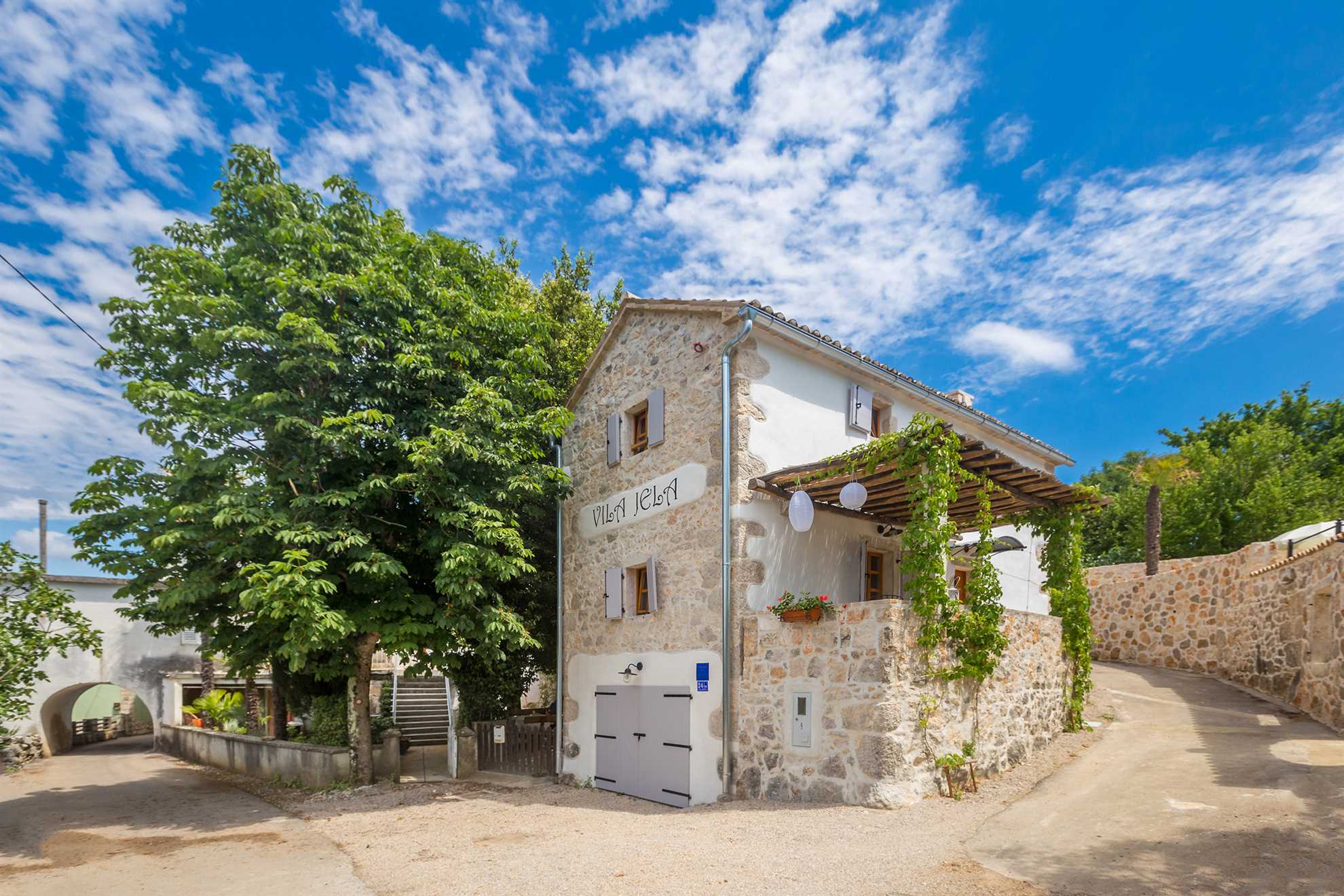 Rustikales Ferienhaus Jela mit Swimmingpool