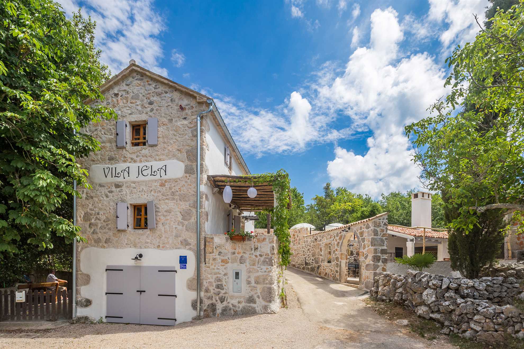 Rustikales Ferienhaus Jela mit Swimmingpool