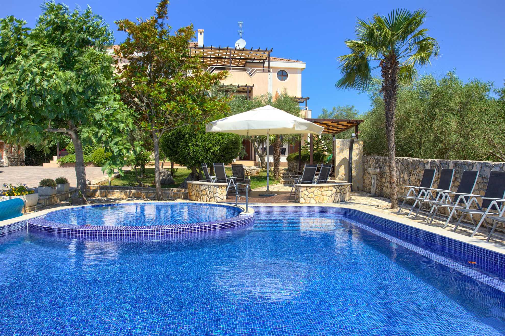 Villa Haya - Wohnung MIMOZA mit beheiztem Pool
