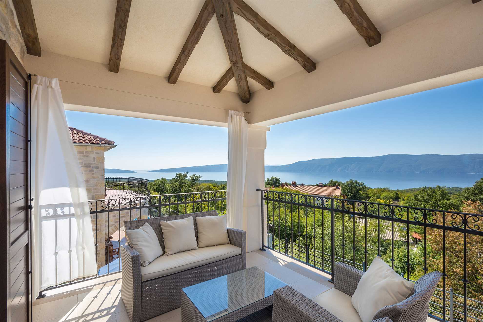 Villa LURDA mit herrlichem Meerblick und beheiztem Pool
