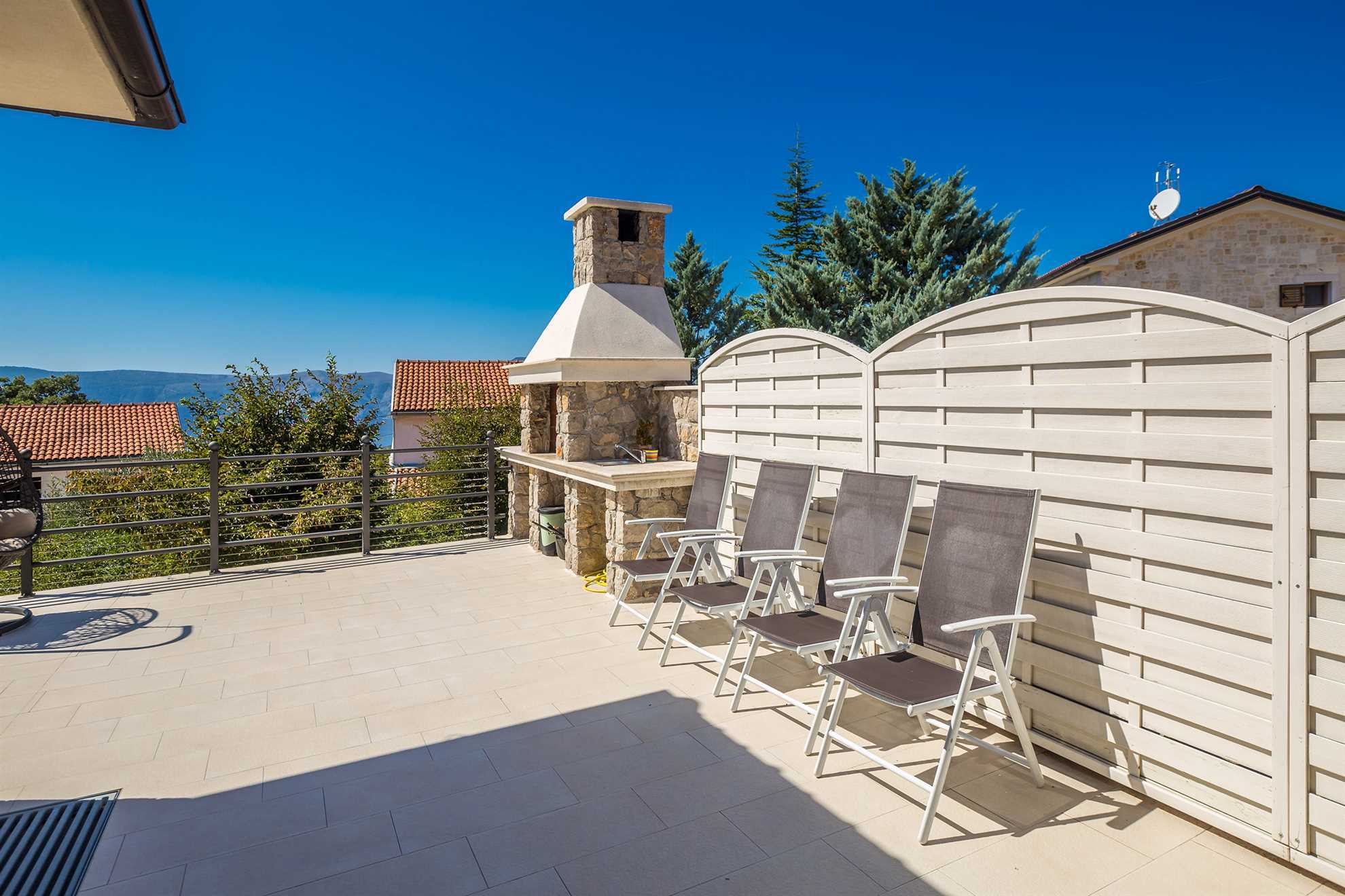 Villa LURDA mit herrlichem Meerblick und beheiztem Pool