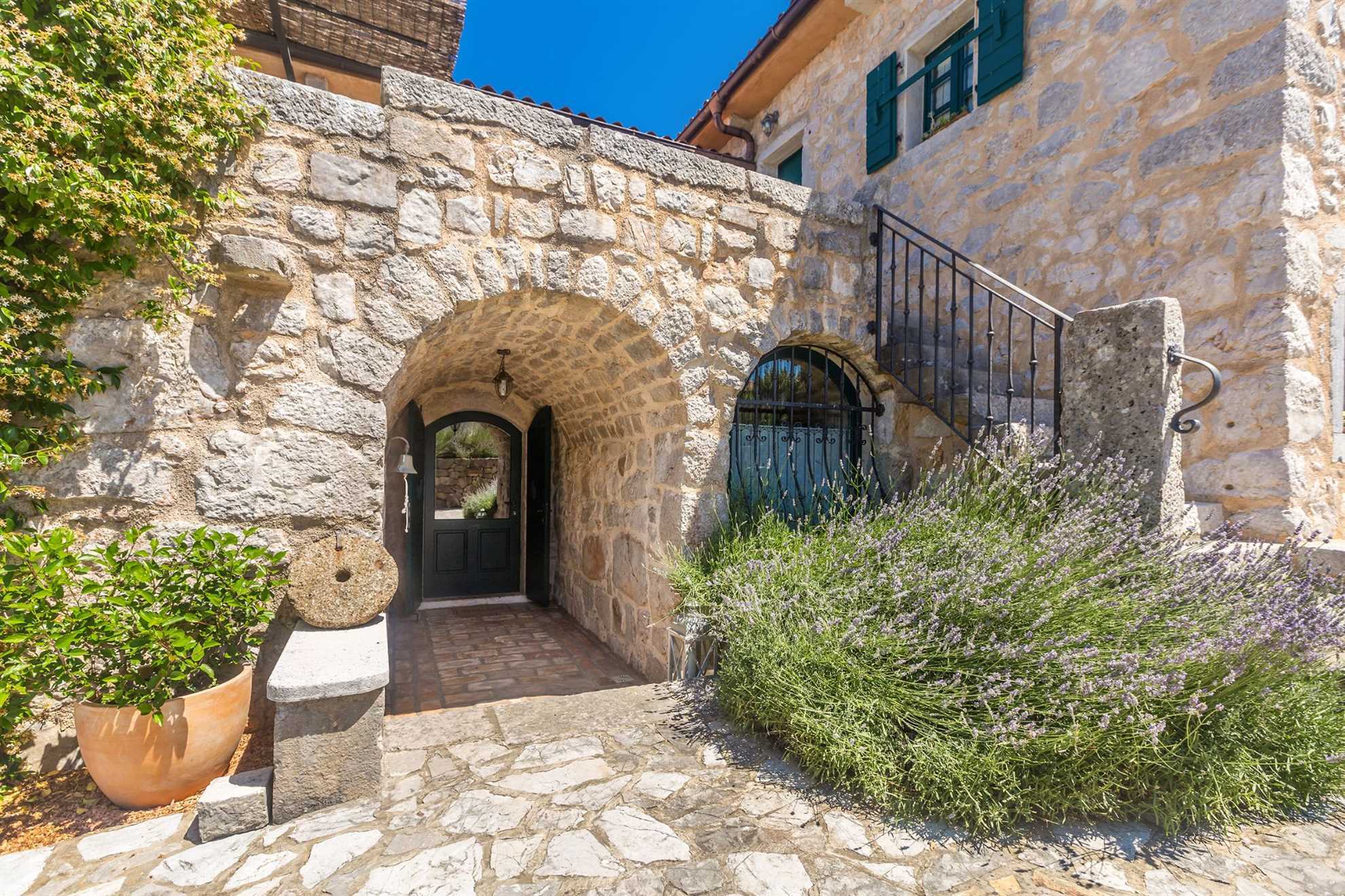 Kuća za odmor DAJANA sa mediteranskim vrtom