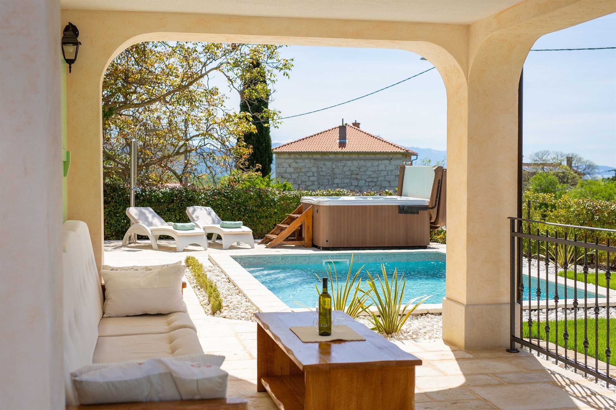 Atraktivna kuća za odmor MARE s bazenom i jacuzzijem