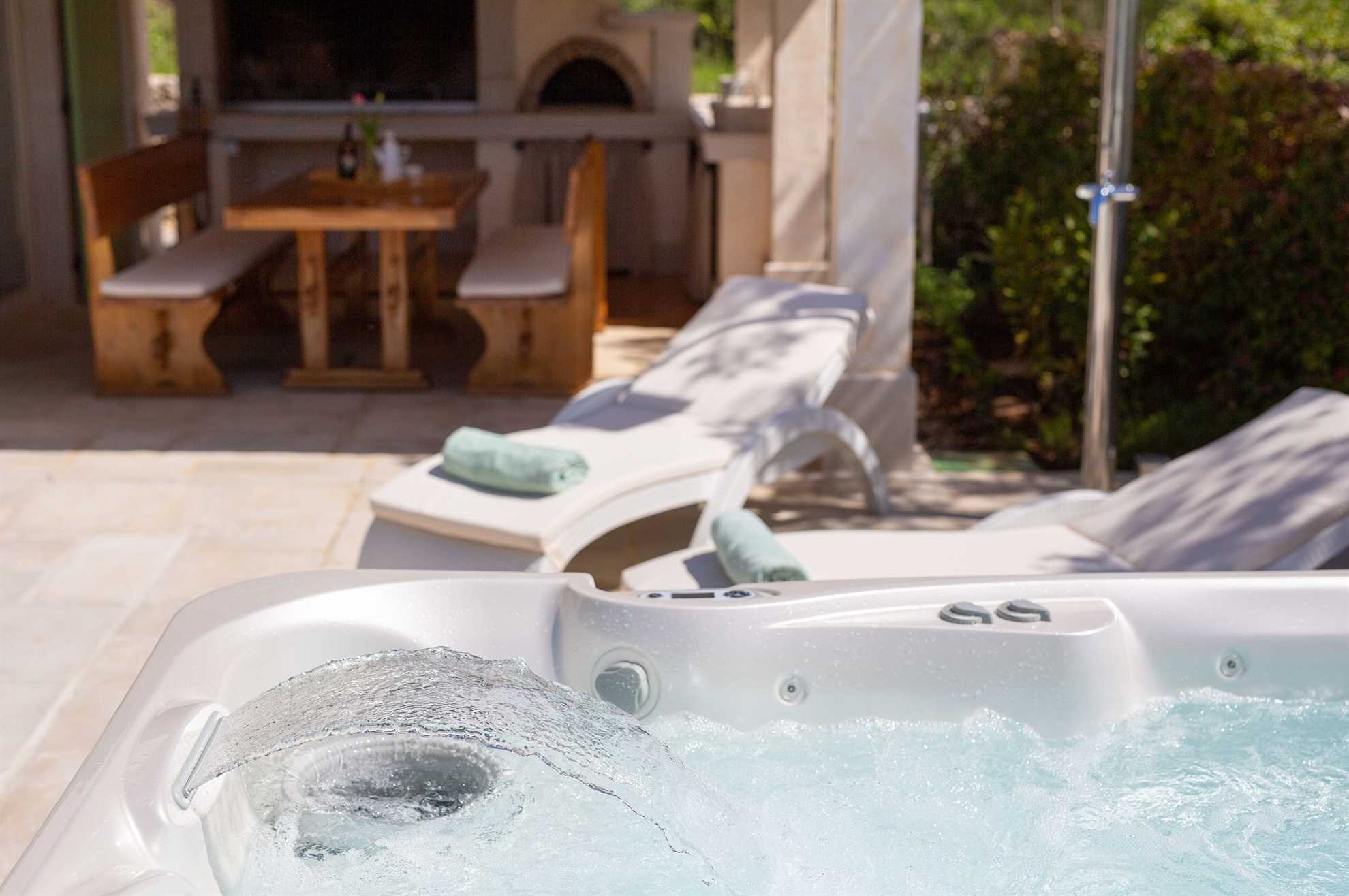 Atraktivna kuća za odmor MARE s bazenom i jacuzzijem