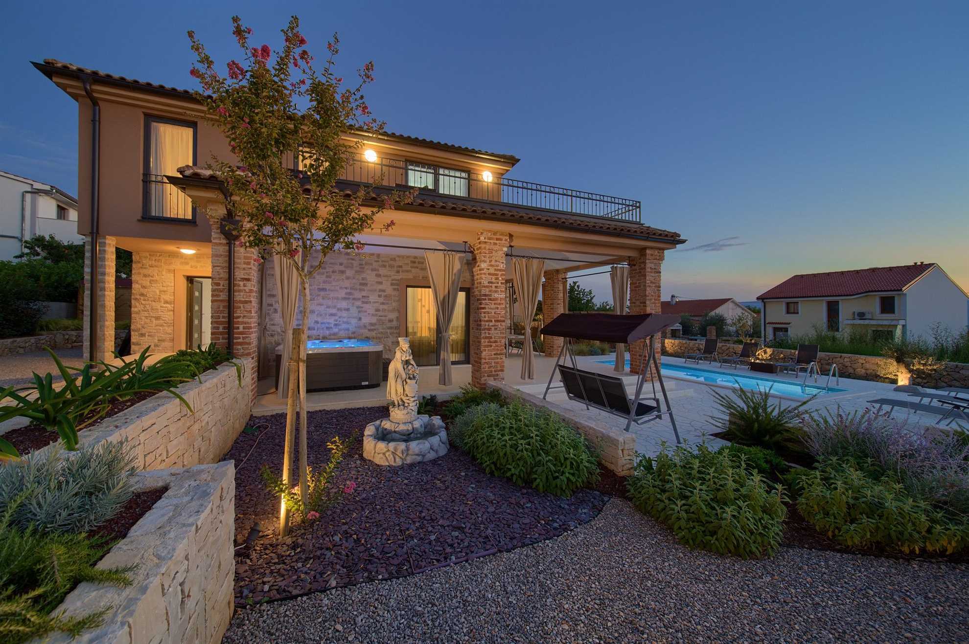 Villa NATHALIE con piscina privata, jacuzzi e sauna esterna