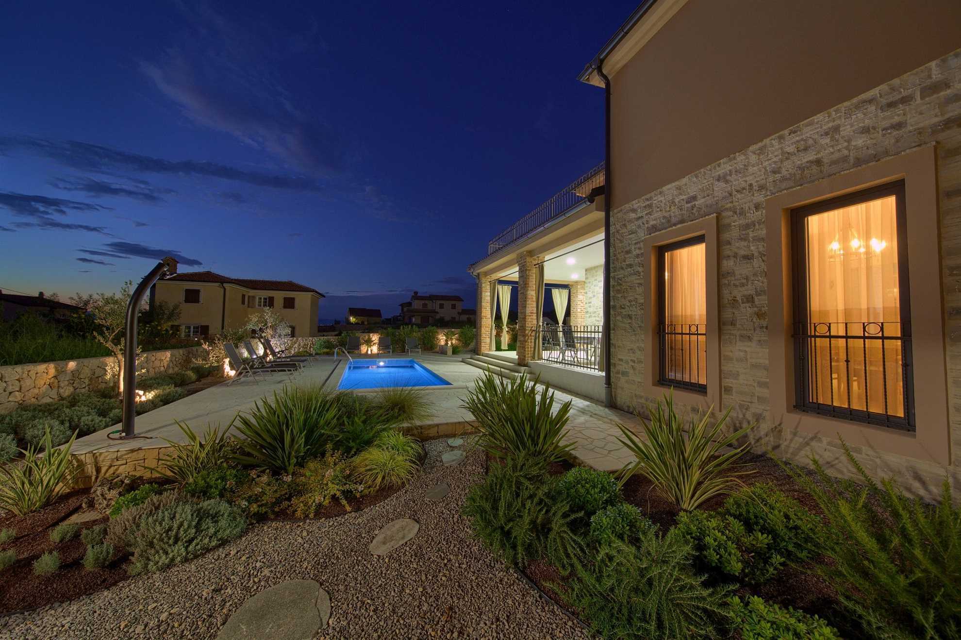 Villa NATHALIE con piscina privata, jacuzzi e sauna esterna