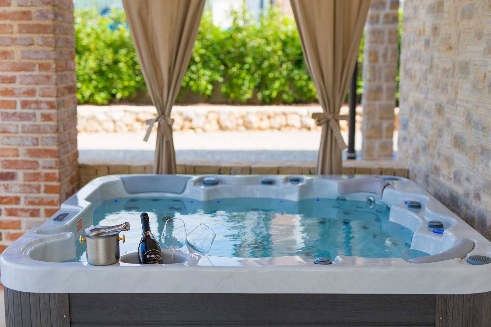 Villa NATHALIE con piscina privata, jacuzzi e sauna esterna