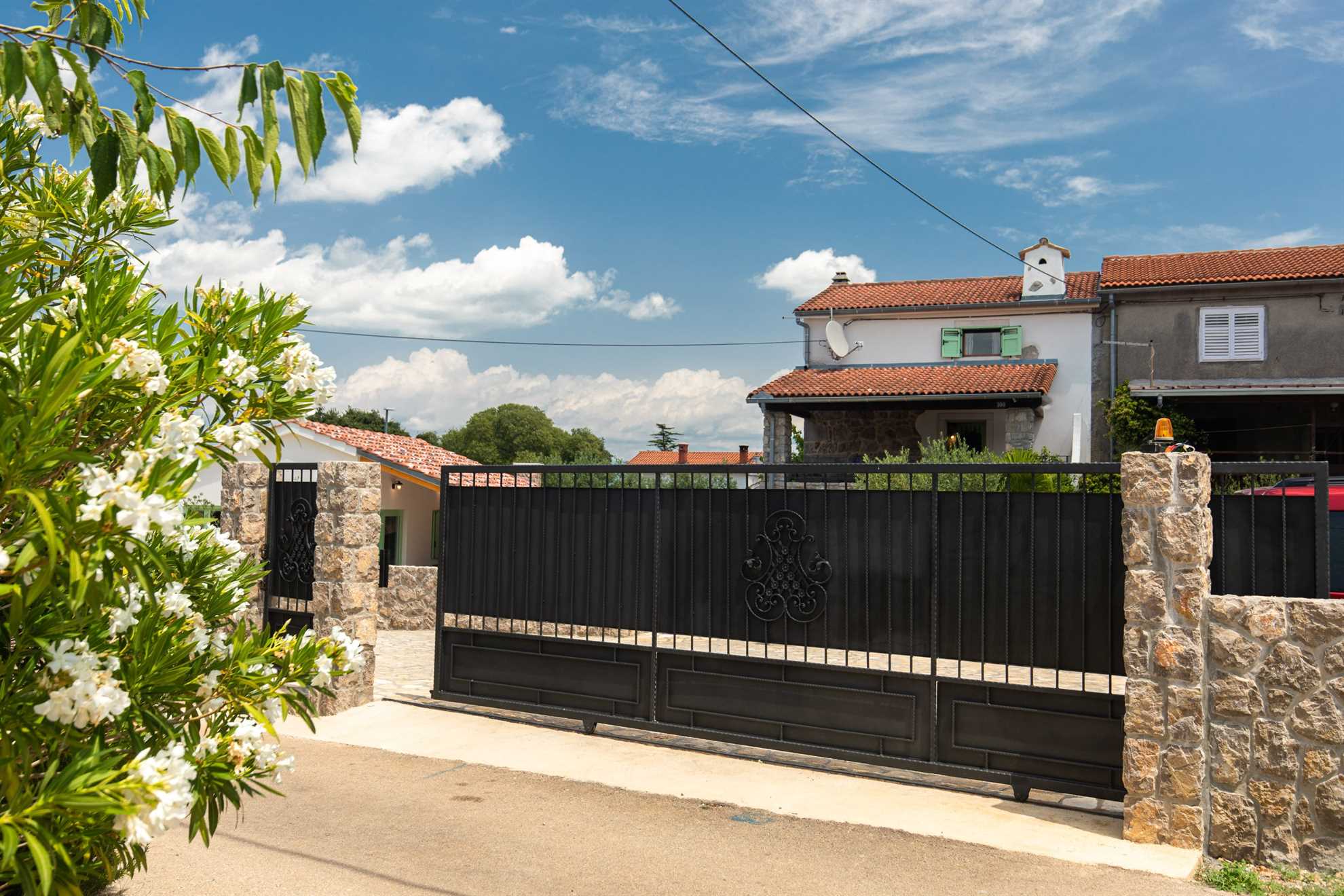 Čudovita kamnita hiša IVA z ogrevanim bazenom