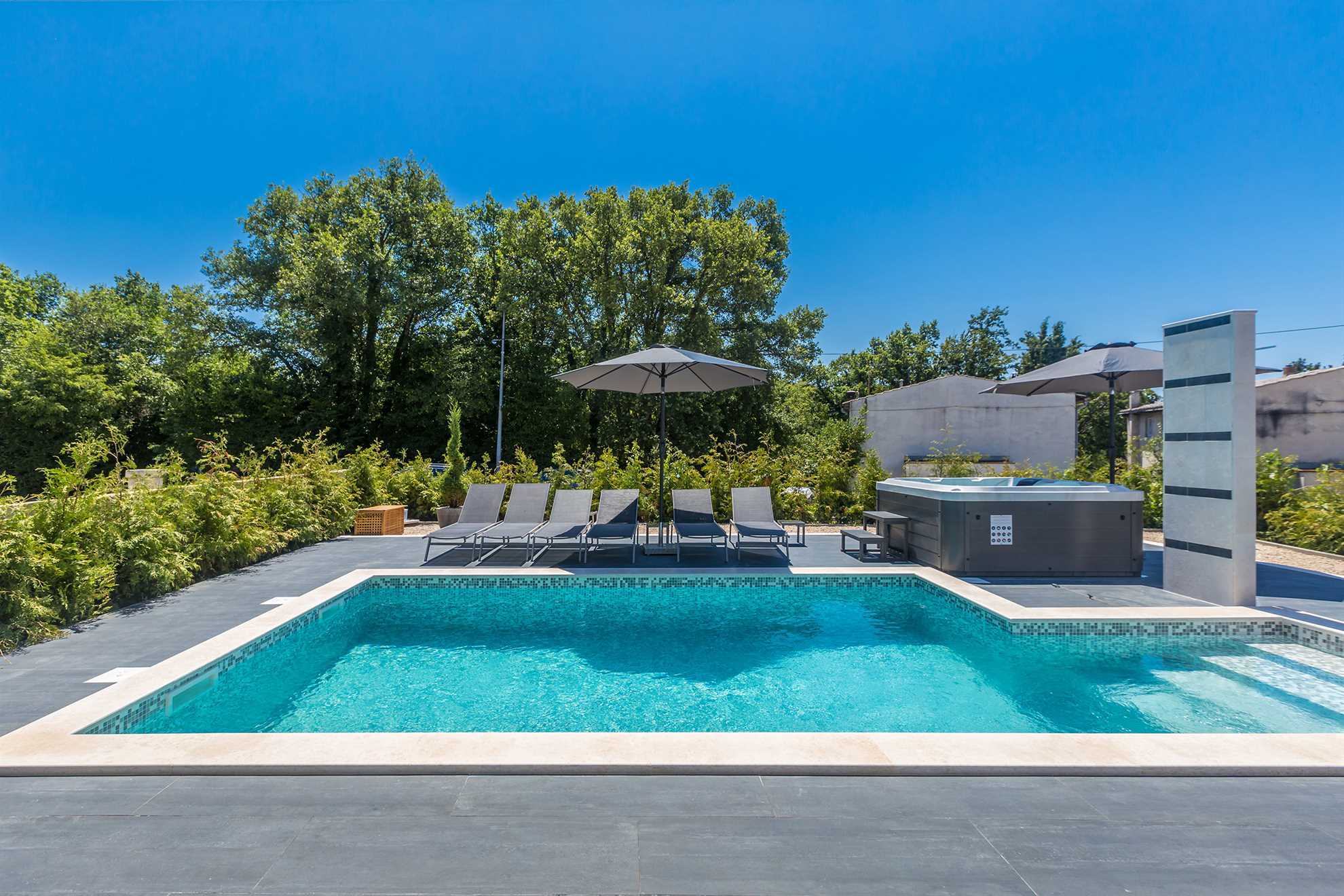 Appartamento di lusso NOA con piscina e vasca idromassaggio