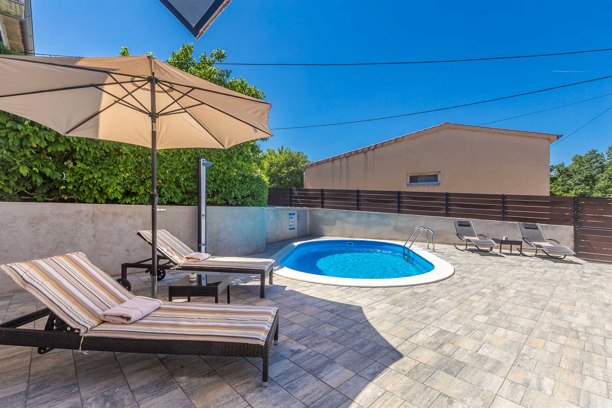 Kuća za odmor PAVOVCI sa grijanim bazenom