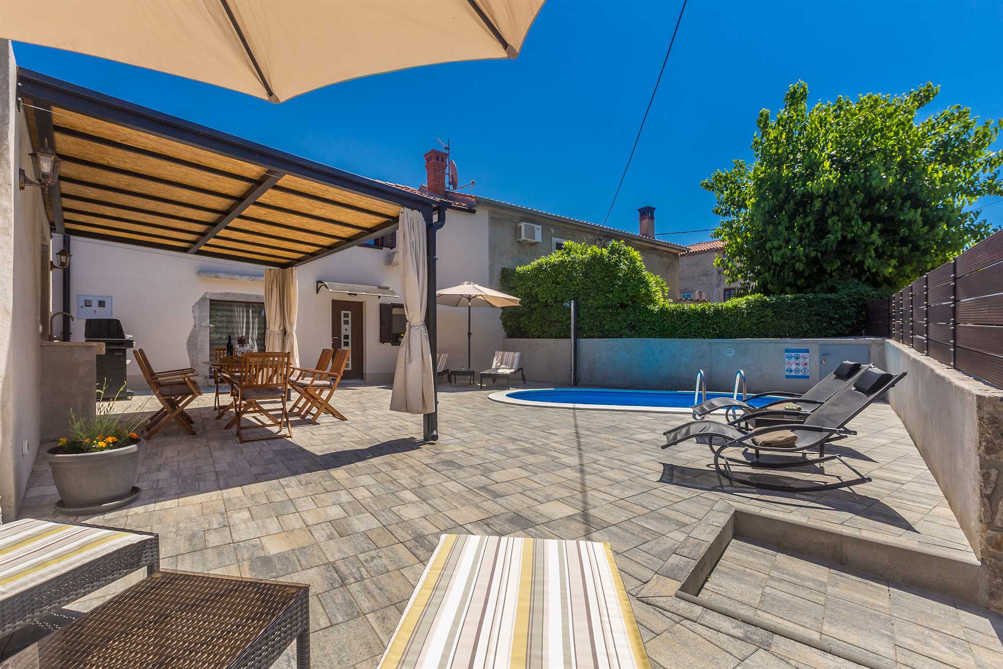 Kuća za odmor PAVOVCI sa grijanim bazenom