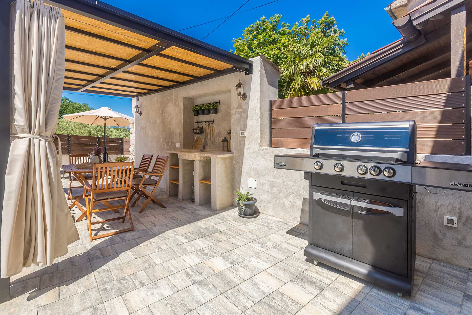 Kuća za odmor PAVOVCI sa grijanim bazenom