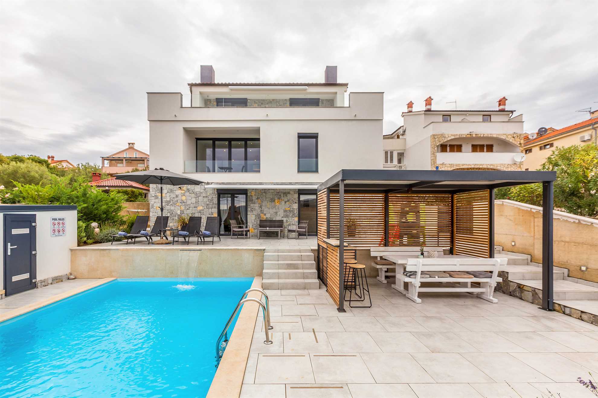 Beautiful holiday house ELEGANCE with heated pool