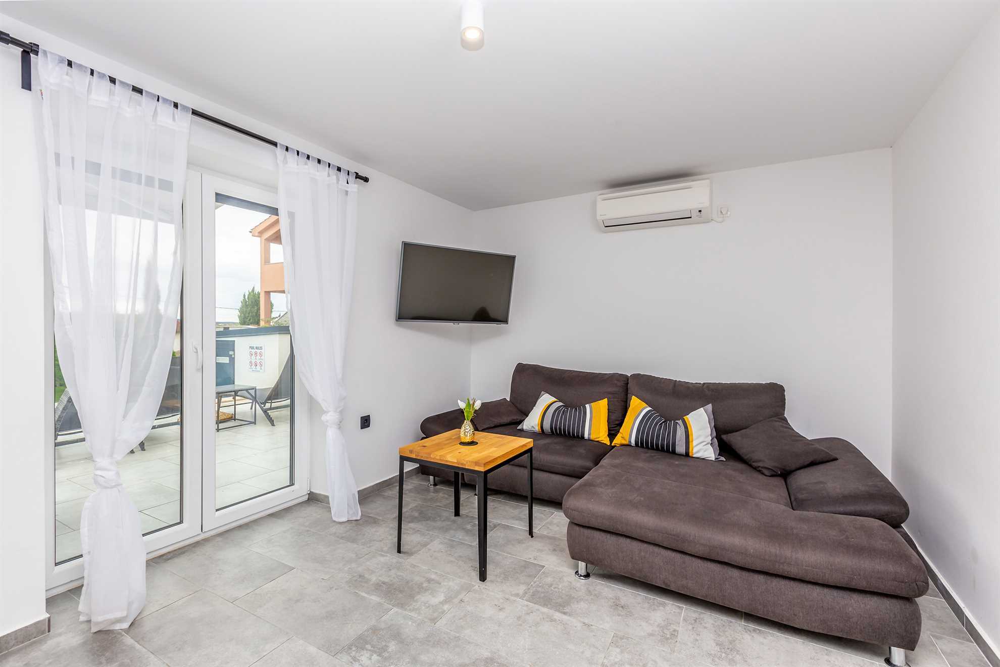 Beautiful holiday house ELEGANCE with heated pool