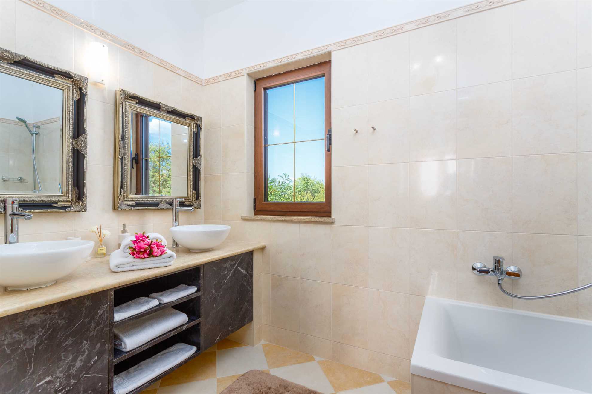 Villa KAMENICA con piscina esterna e interna e sauna