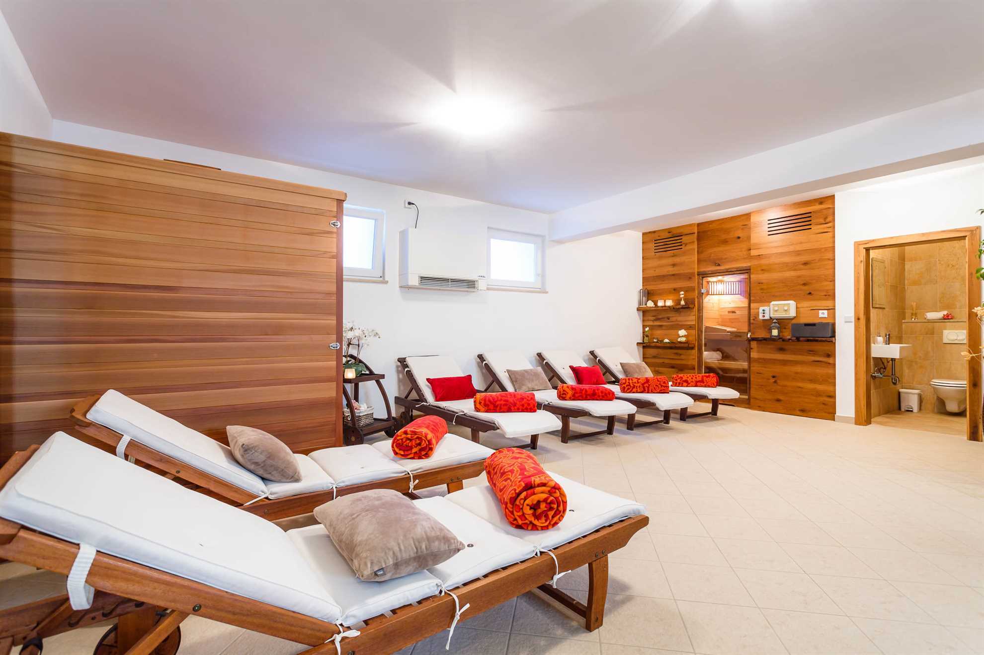 Villa KAMENICA con piscina esterna e interna e sauna