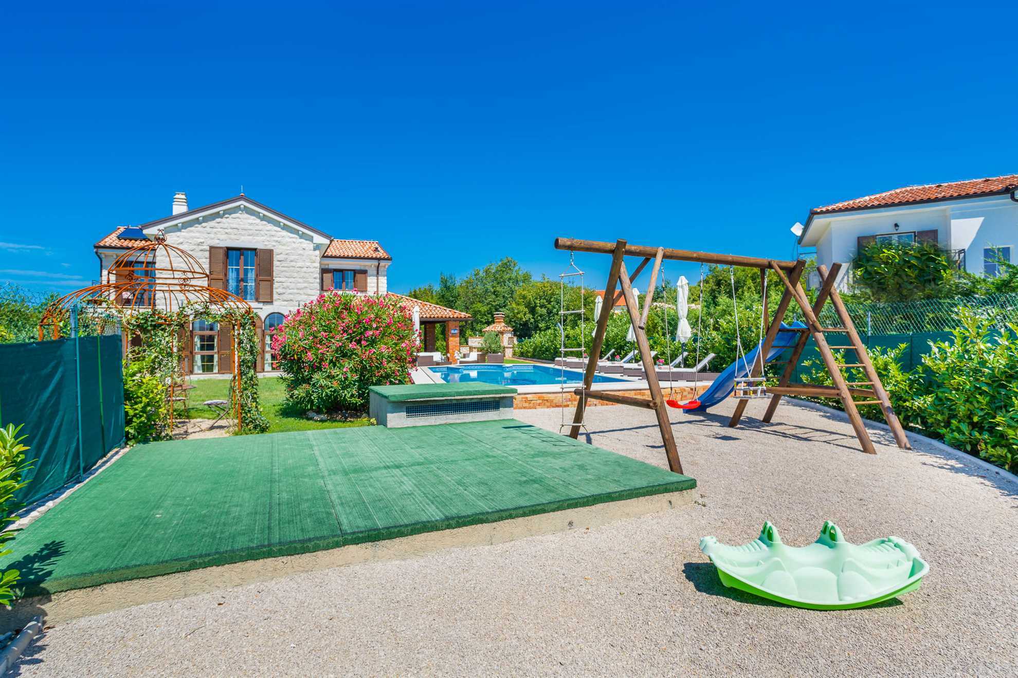 Villa KAMENICA con piscina esterna e interna e sauna
